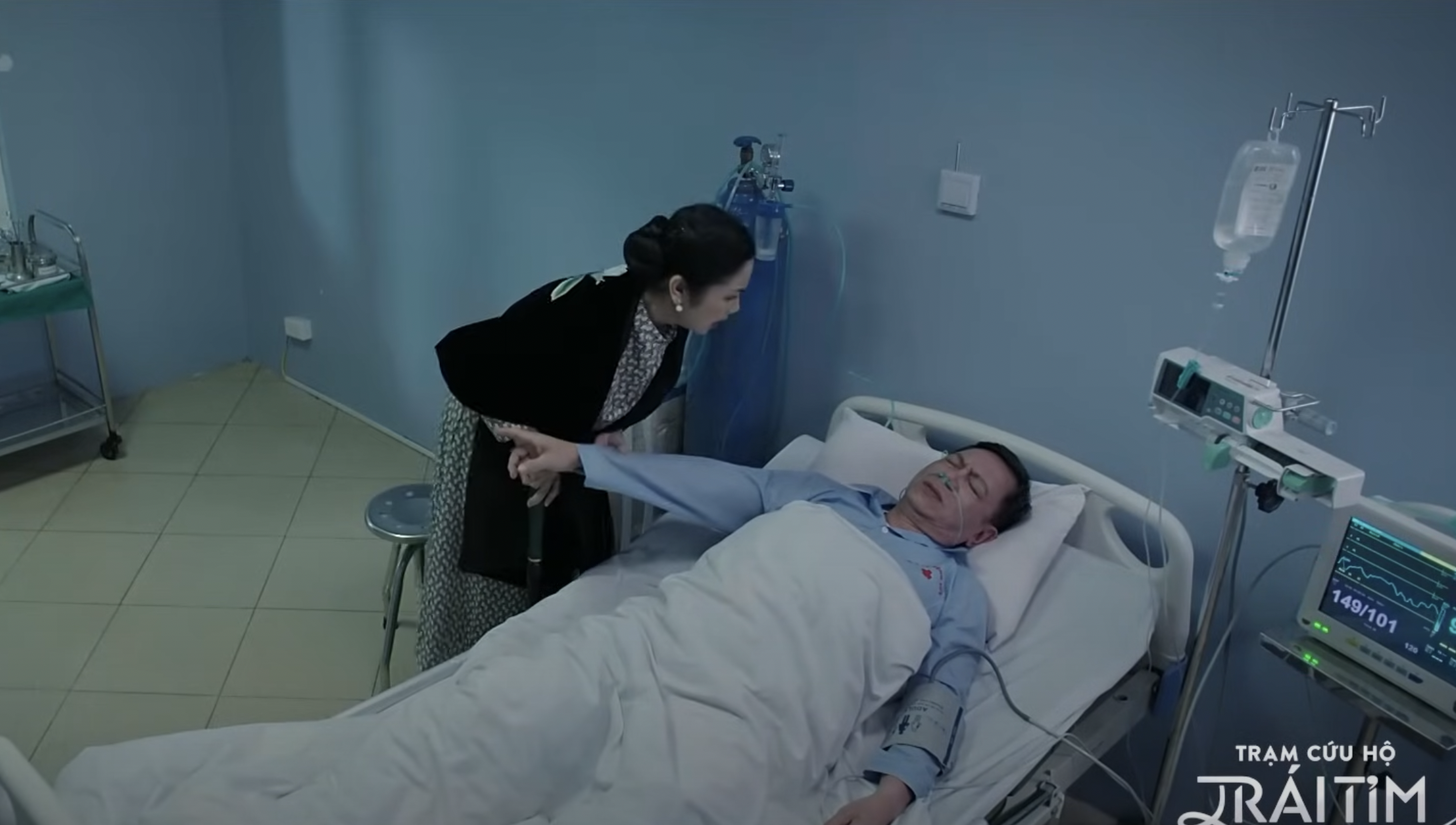 Ông Trường vừa tỉnh dậy đã muốn tìm con gái thông báo về bộ mặt thật của con rể. Ông Trường vừa tỉnh dậy đã muốn tìm con gái thông báo về bộ mặt thật của con rể.