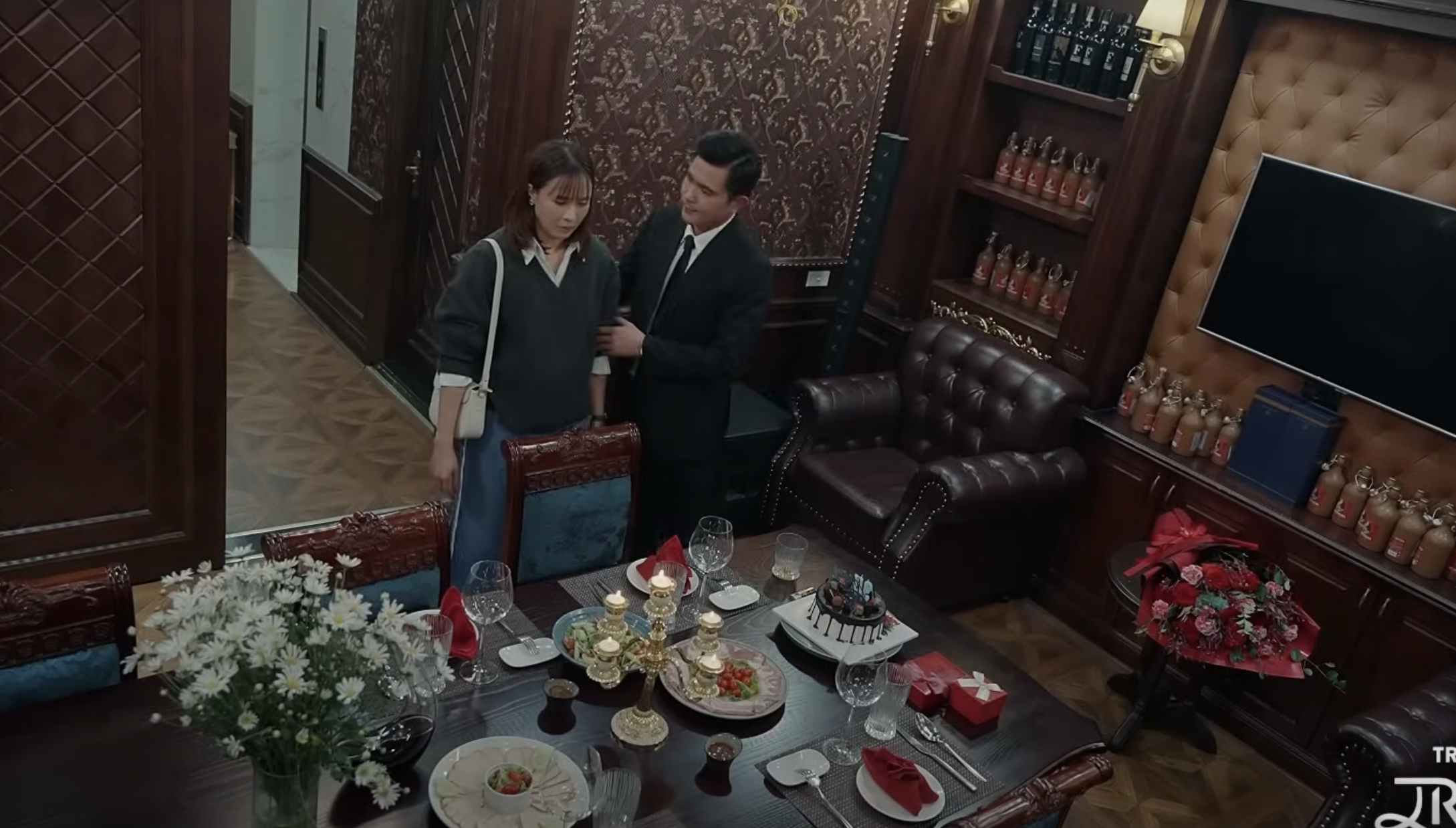 Ngân Hà đau đớn vì bị người mình tin tưởng nhất phản bội. Ngân Hà đau đớn vì bị người mình tin tưởng nhất phản bội.