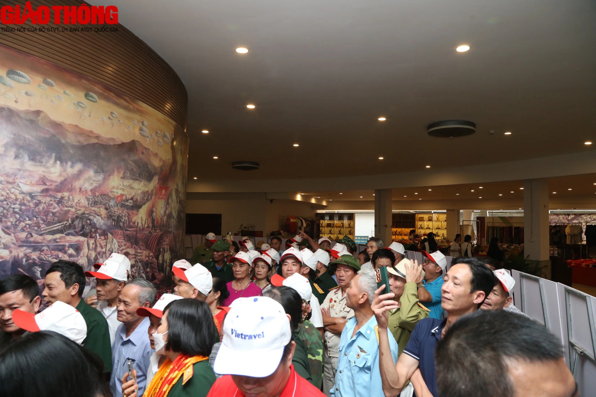 Độc đ&aacute;o bức tranh panorama Trận chiến Điện Bi&ecirc;n Phủ được vẽ bởi gần 100 họa sĩ- Ảnh 11.