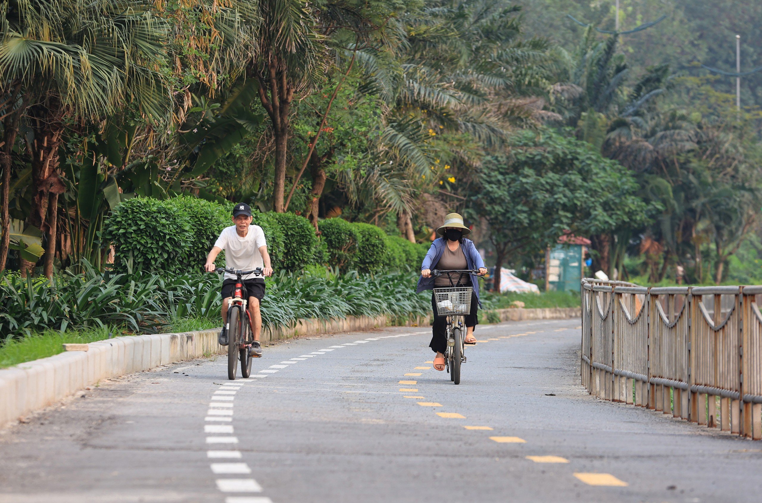 H&agrave; Nội đồng loạt thay mới r&agrave;o chắn tr&ecirc;n đường d&agrave;nh ri&ecirc;ng cho xe đạp- Ảnh 2.