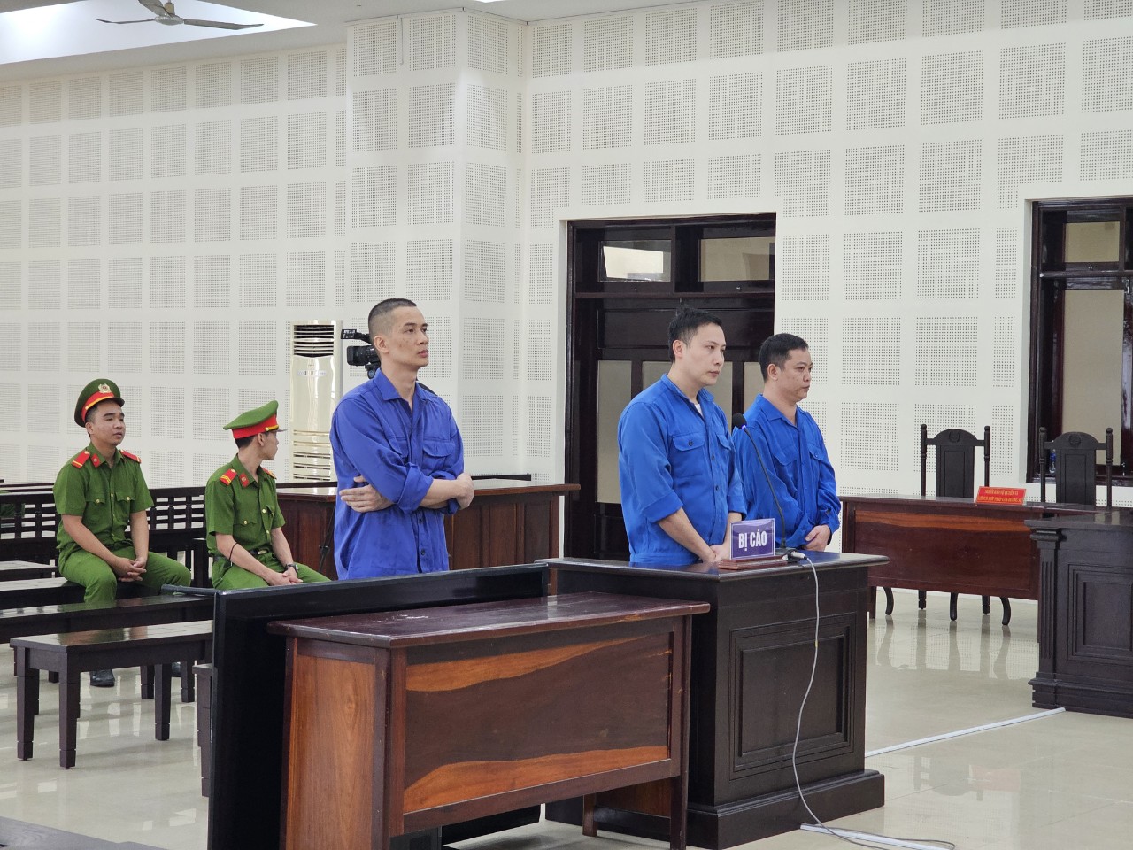 Bu&ocirc;n lậu thuốc bắc về Việt Nam, 3 đối tượng l&atilde;nh &aacute;n t&ugrave;- Ảnh 1.
