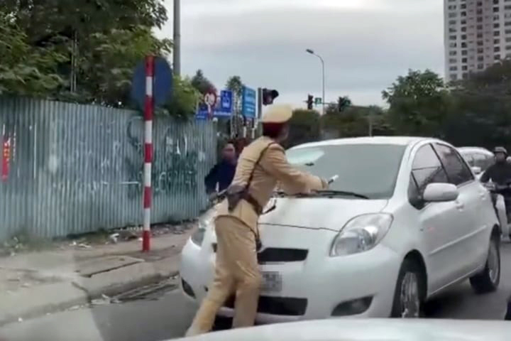 Bộ C&ocirc;ng an đề xuất t&igrave;nh huống CSGT d&ugrave;ng vũ lực khi người vi phạm chống đối- Ảnh 1.