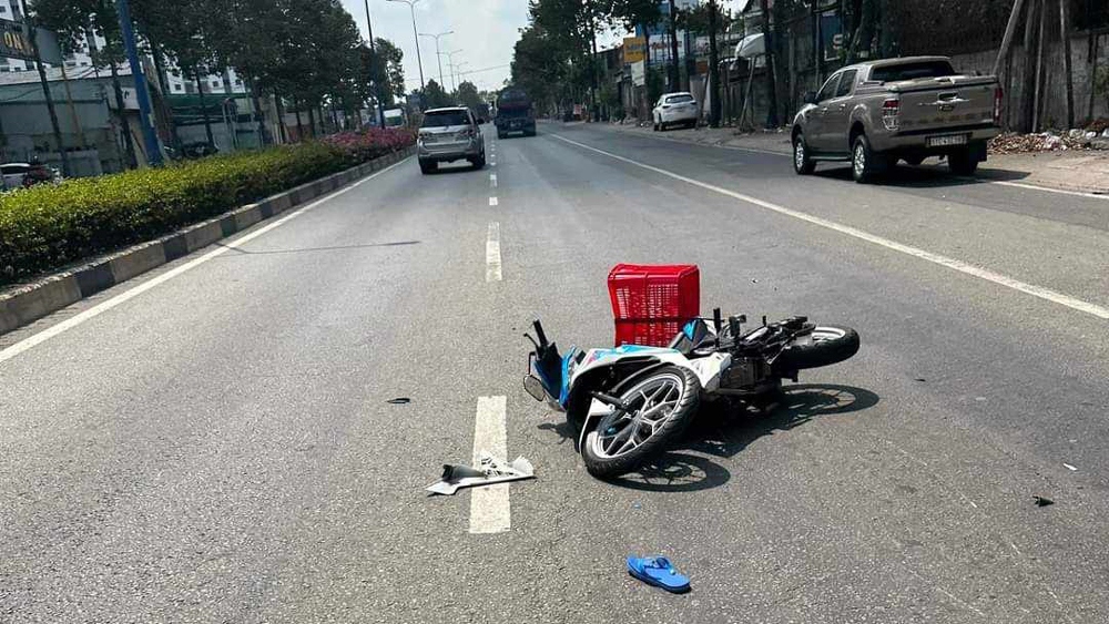 Cuộn th&eacute;p rơi từ xe đầu k&eacute;o xuống đường, một người đi xe m&aacute;y nhập viện cấp cứu- Ảnh 2.