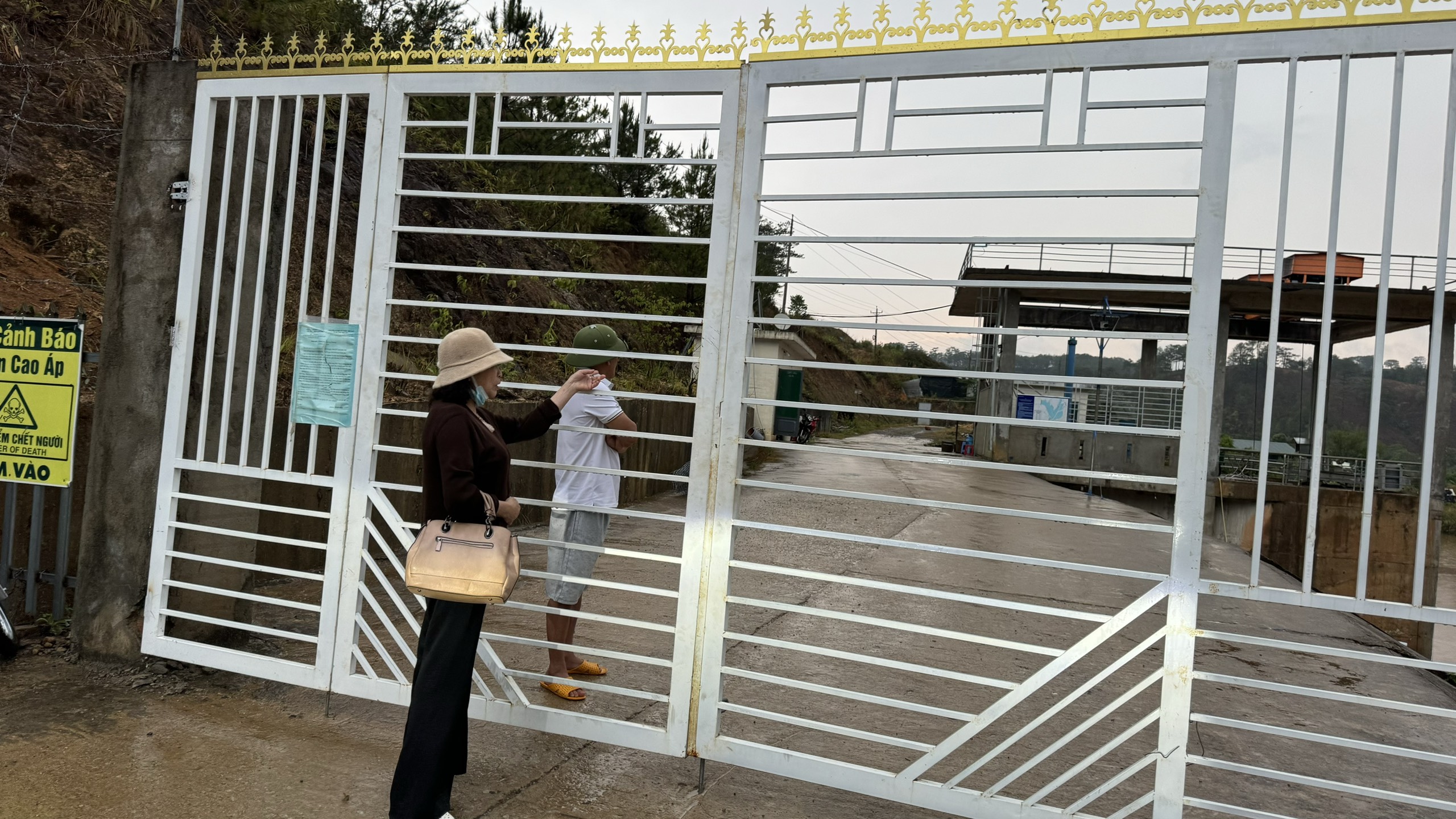 L&acirc;m Đồng y&ecirc;u cầu l&agrave;m r&otilde; việc học sinh phải chui r&agrave;o kẽm đến trường- Ảnh 1.