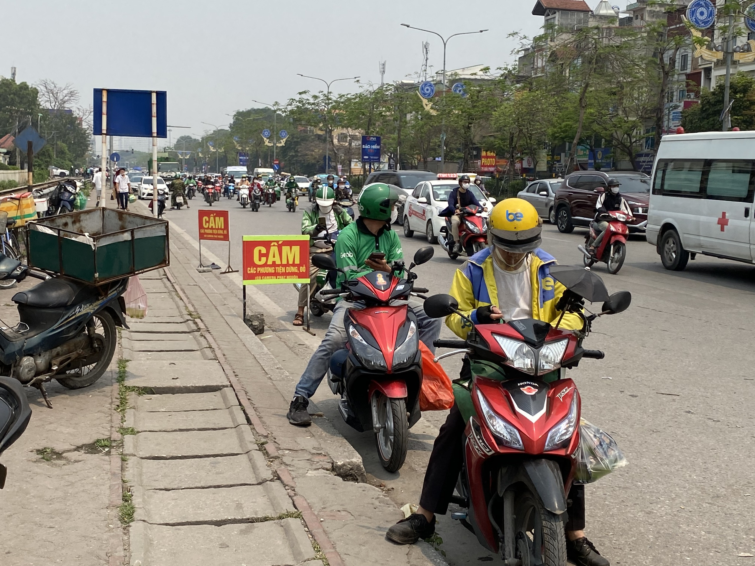 Loạt t&agrave;i xế bị xử l&yacute; lỗi dừng đỗ trước cổng Bệnh viện Bạch Mai- Ảnh 2.