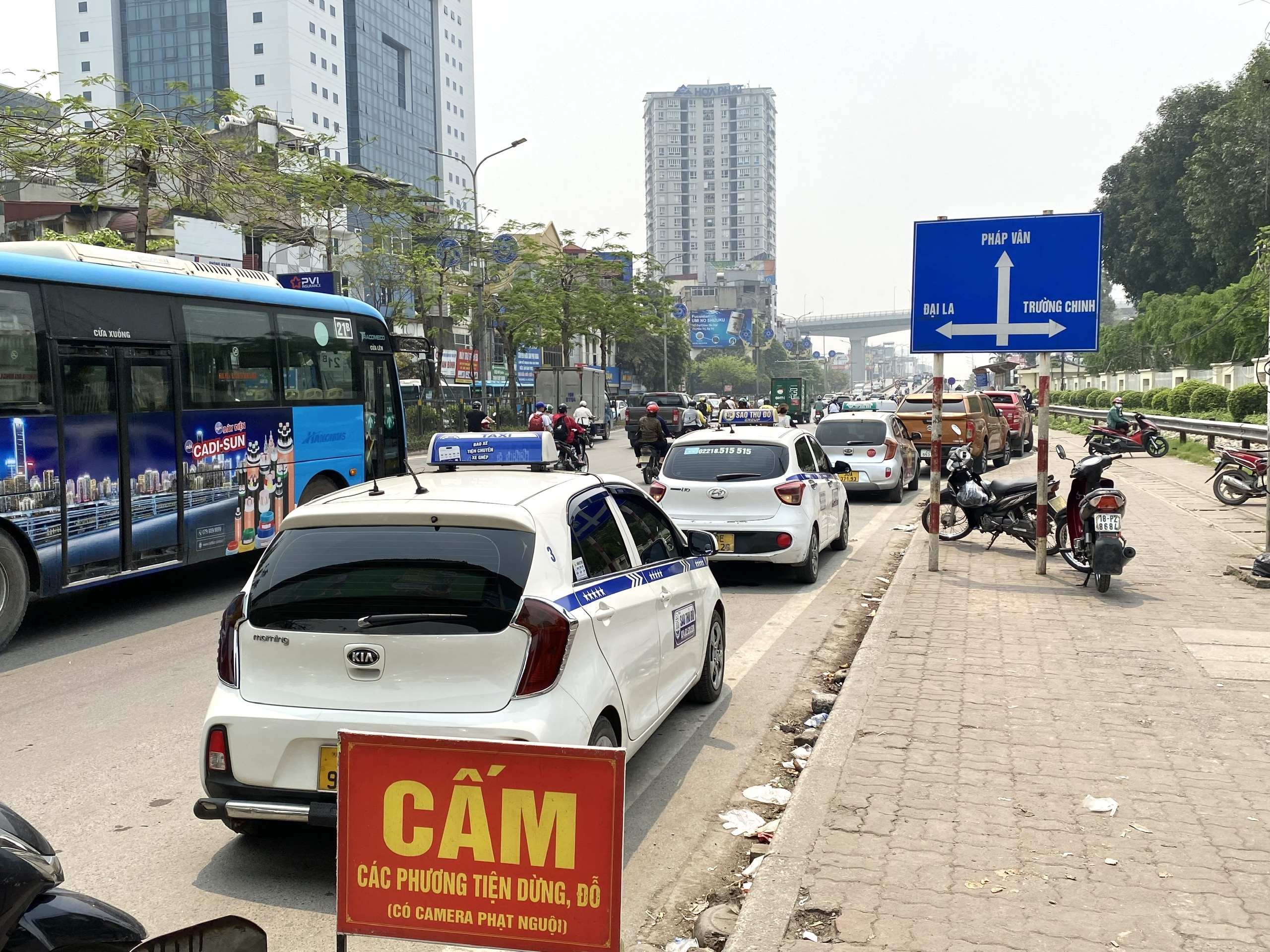 Loạt t&agrave;i xế bị xử l&yacute; lỗi dừng đỗ trước cổng Bệnh viện Bạch Mai- Ảnh 1.