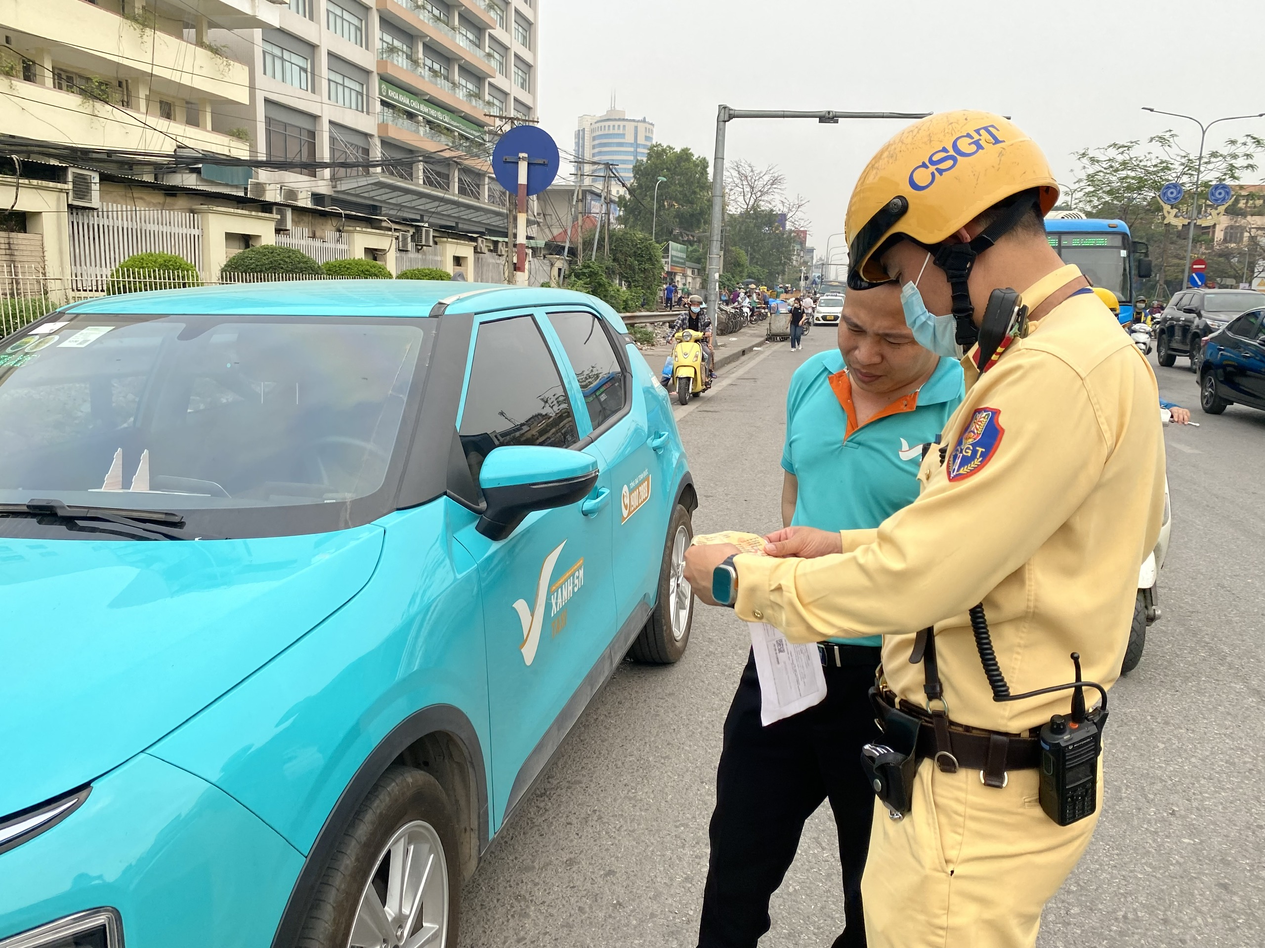 Loạt t&agrave;i xế bị xử l&yacute; lỗi dừng đỗ trước cổng Bệnh viện Bạch Mai- Ảnh 3.