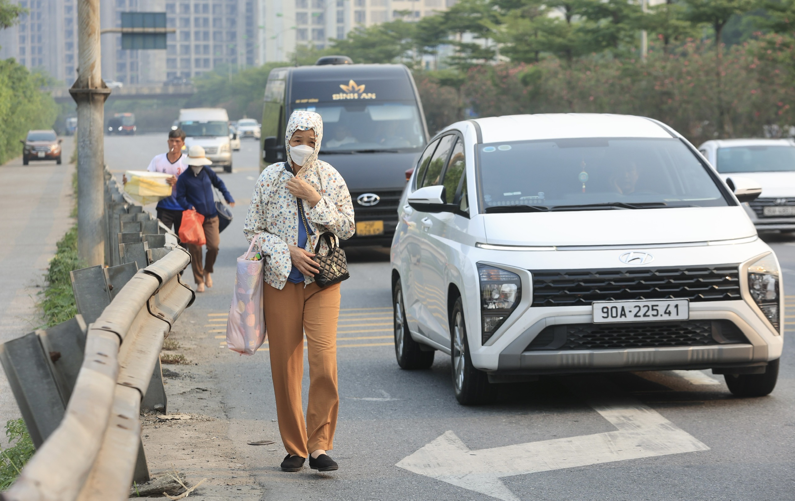 Chiều muộn ng&agrave;y 30/4, cửa ng&otilde; H&agrave; Nội đ&ocirc;ng nghẹt người về- Ảnh 11.
