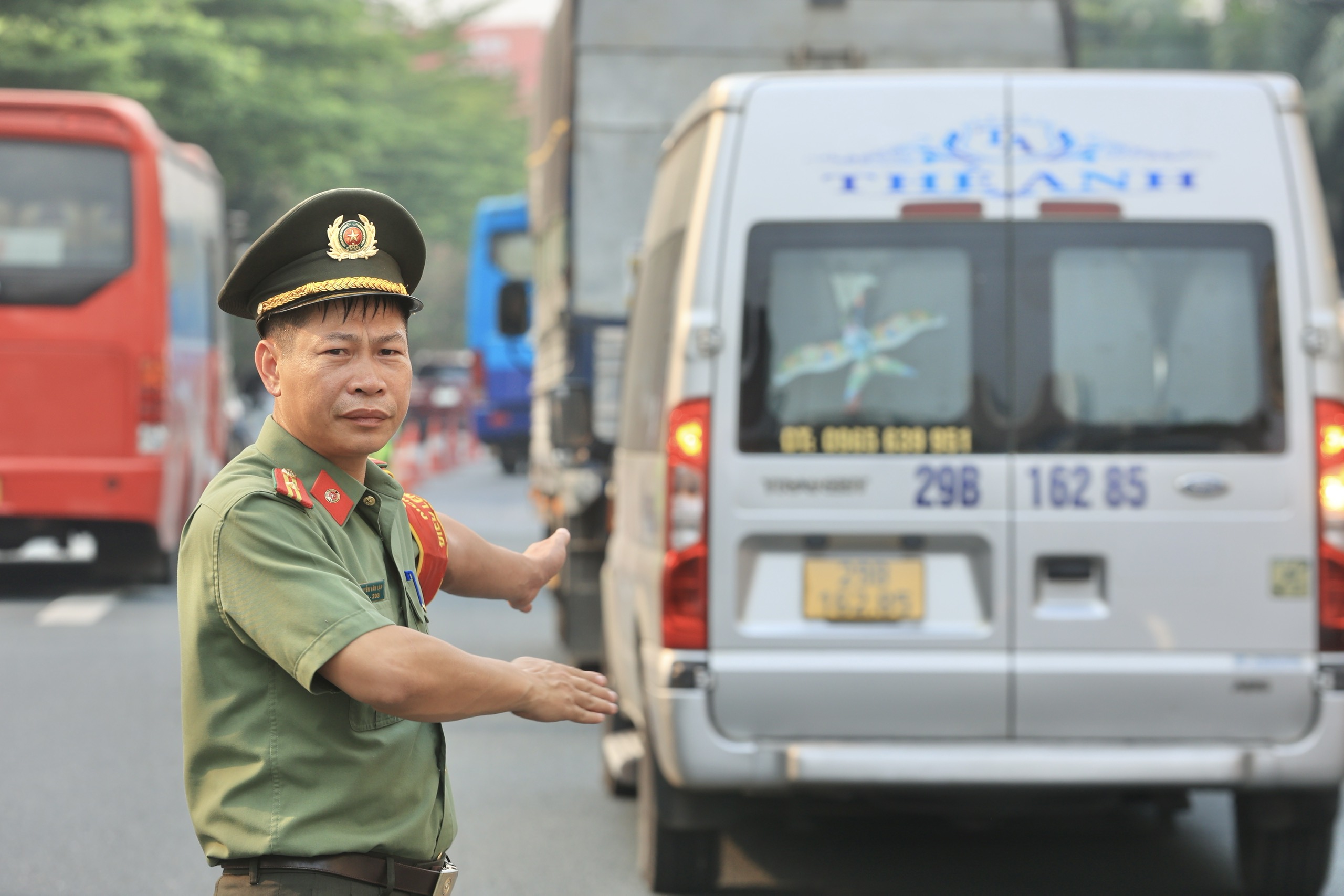 Chiều muộn ng&agrave;y 30/4, cửa ng&otilde; H&agrave; Nội đ&ocirc;ng nghẹt người về- Ảnh 9.