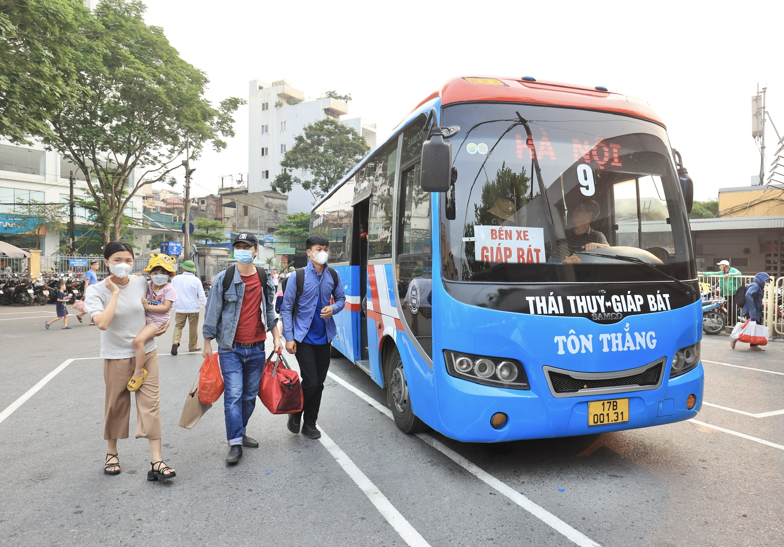Người d&acirc;n lỉnh kỉnh đồ đạc trở lại bến xe d&ugrave; chưa hết kỳ nghỉ lễ 30/4- Ảnh 1.