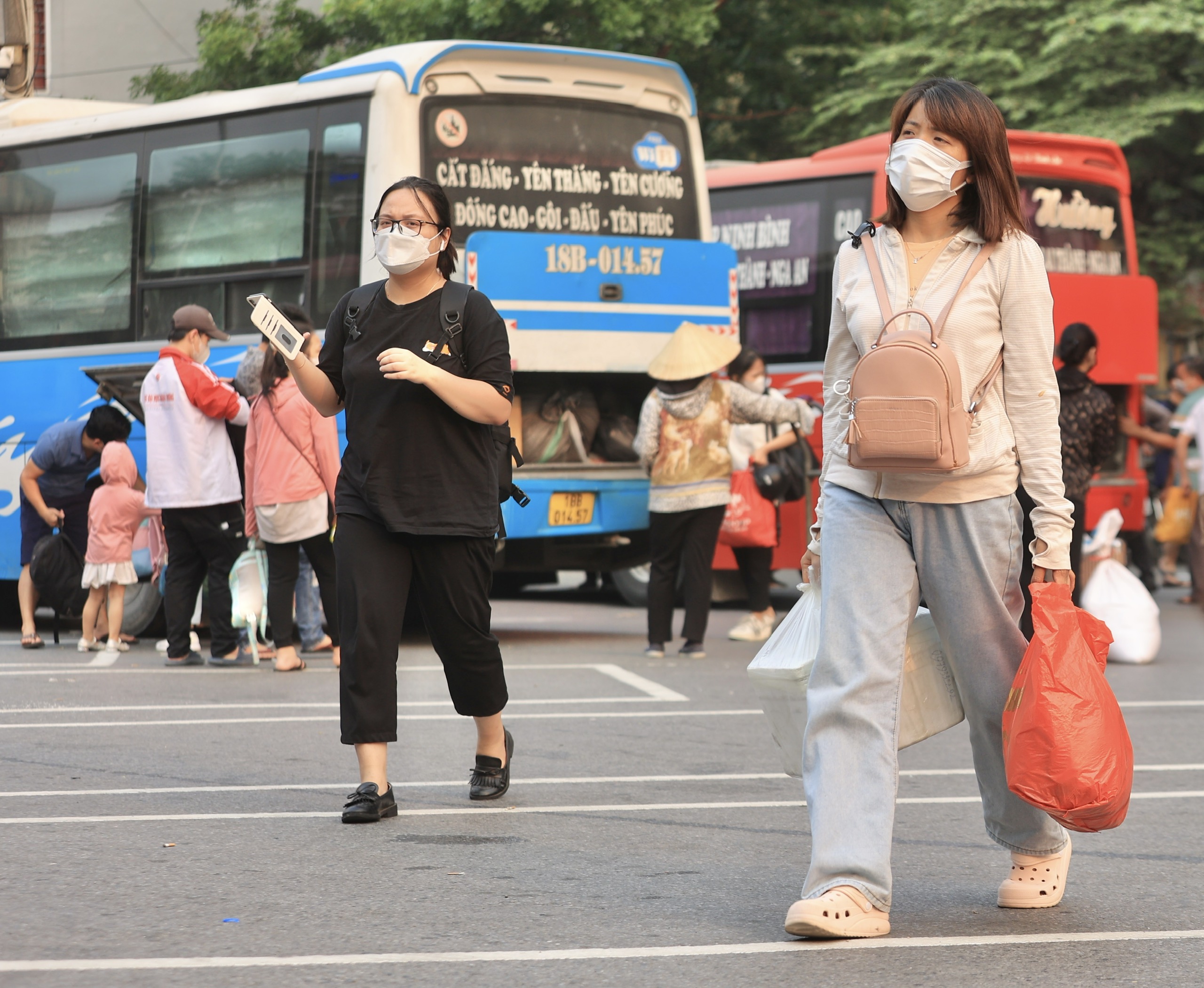 Người d&acirc;n lỉnh kỉnh đồ đạc trở lại bến xe d&ugrave; chưa hết kỳ nghỉ lễ 30/4- Ảnh 2.