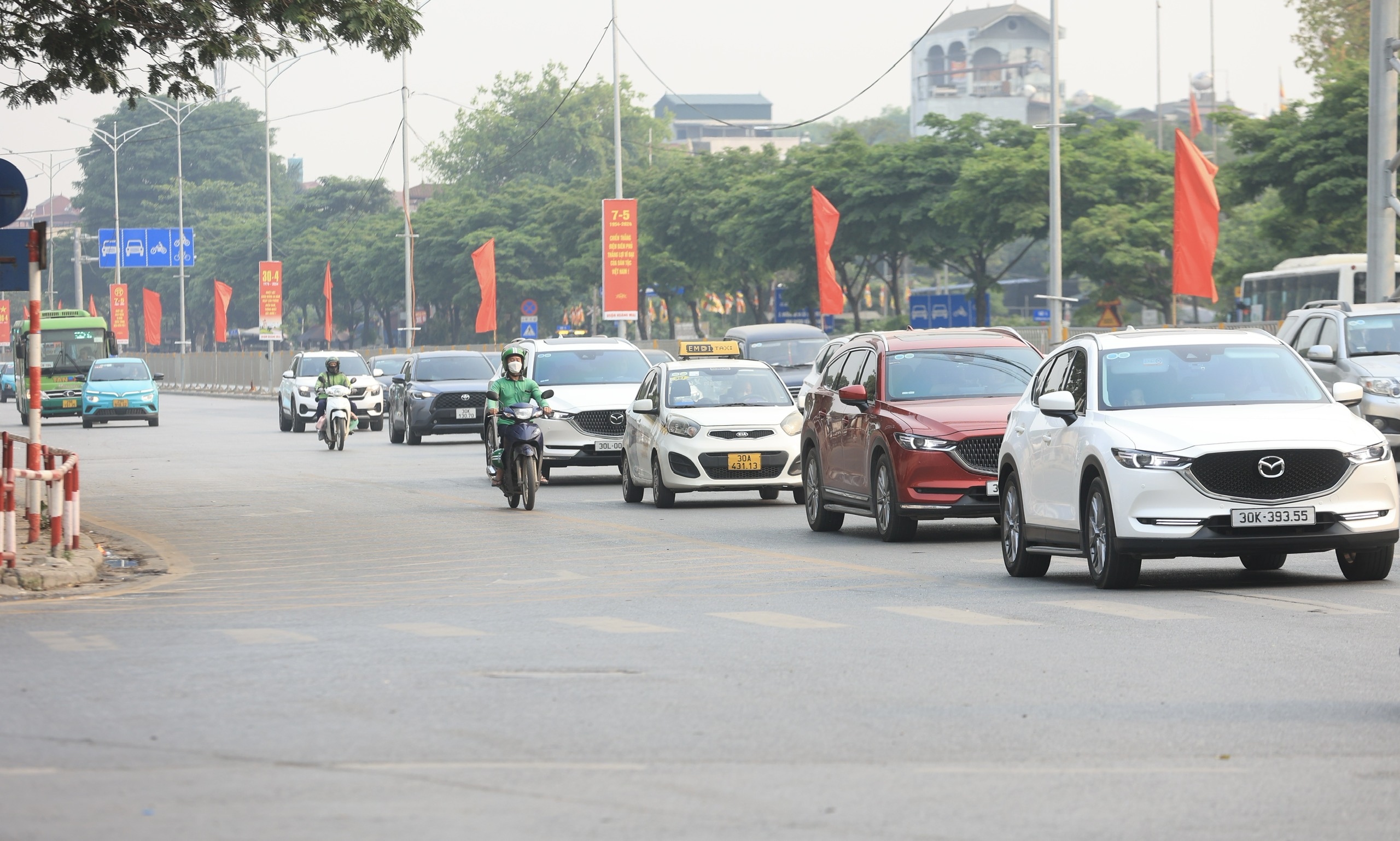 Chiều muộn ng&agrave;y 30/4, cửa ng&otilde; H&agrave; Nội đ&ocirc;ng nghẹt người về- Ảnh 14.