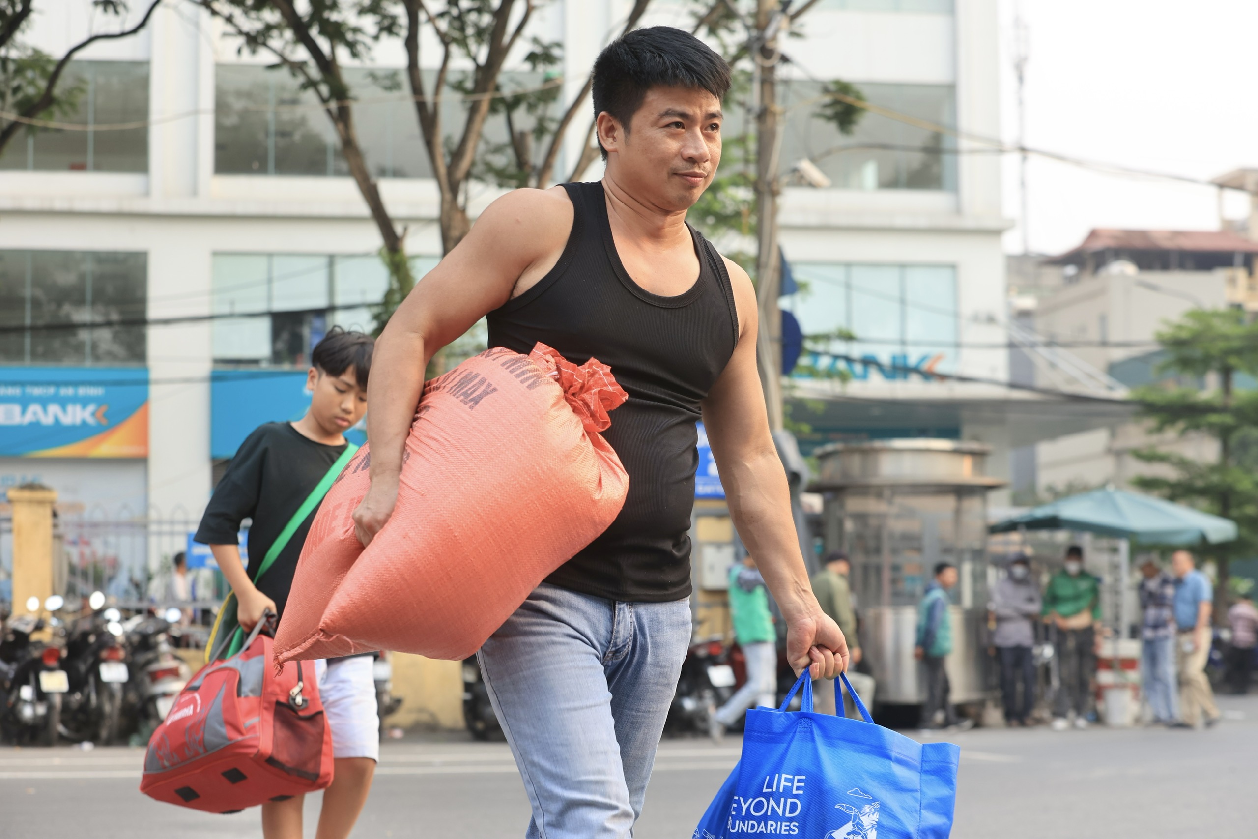 Người d&acirc;n lỉnh kỉnh đồ đạc trở lại bến xe d&ugrave; chưa hết kỳ nghỉ lễ 30/4- Ảnh 5.