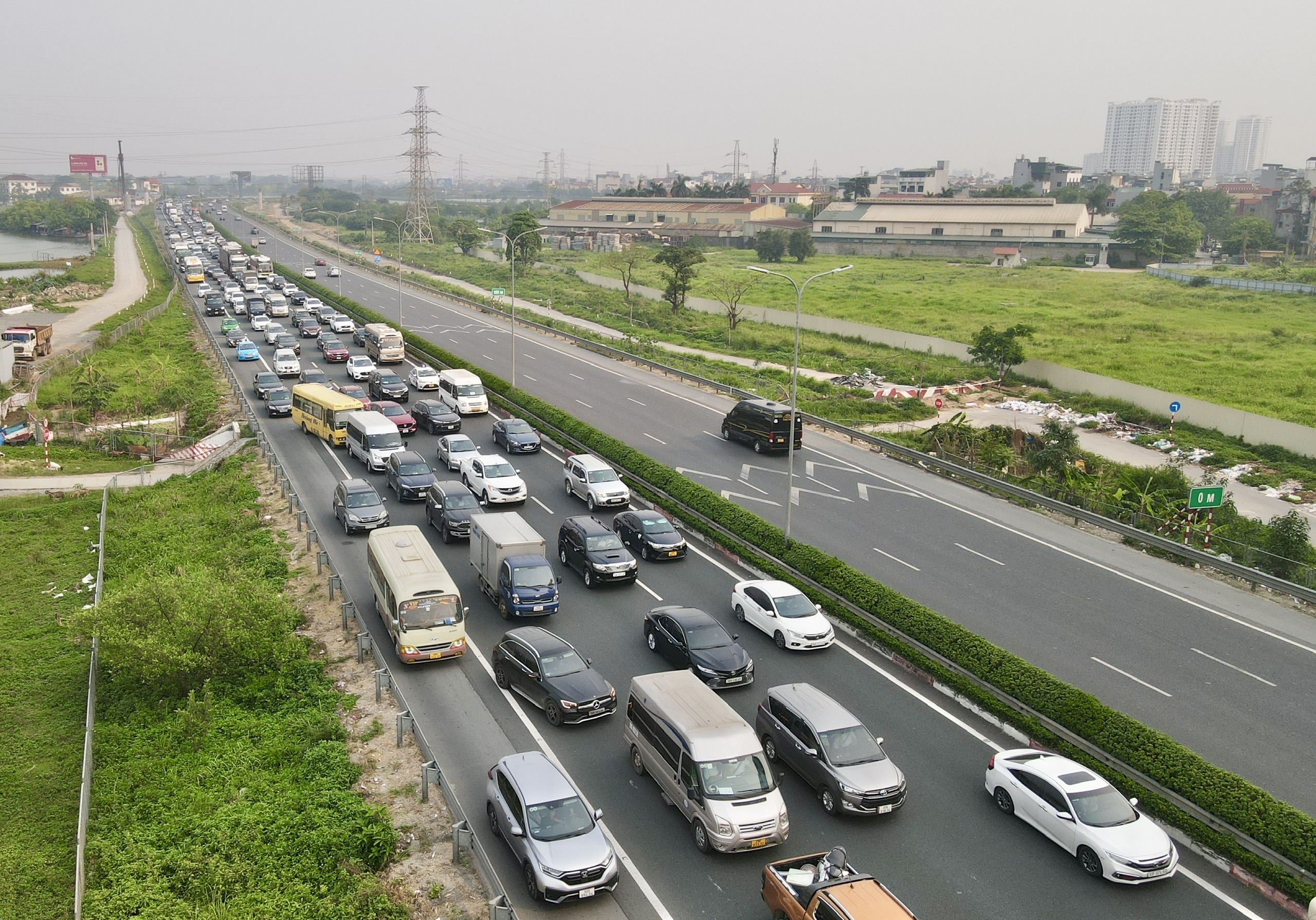Chiều muộn ng&agrave;y 30/4, cửa ng&otilde; H&agrave; Nội đ&ocirc;ng nghẹt người về- Ảnh 3.