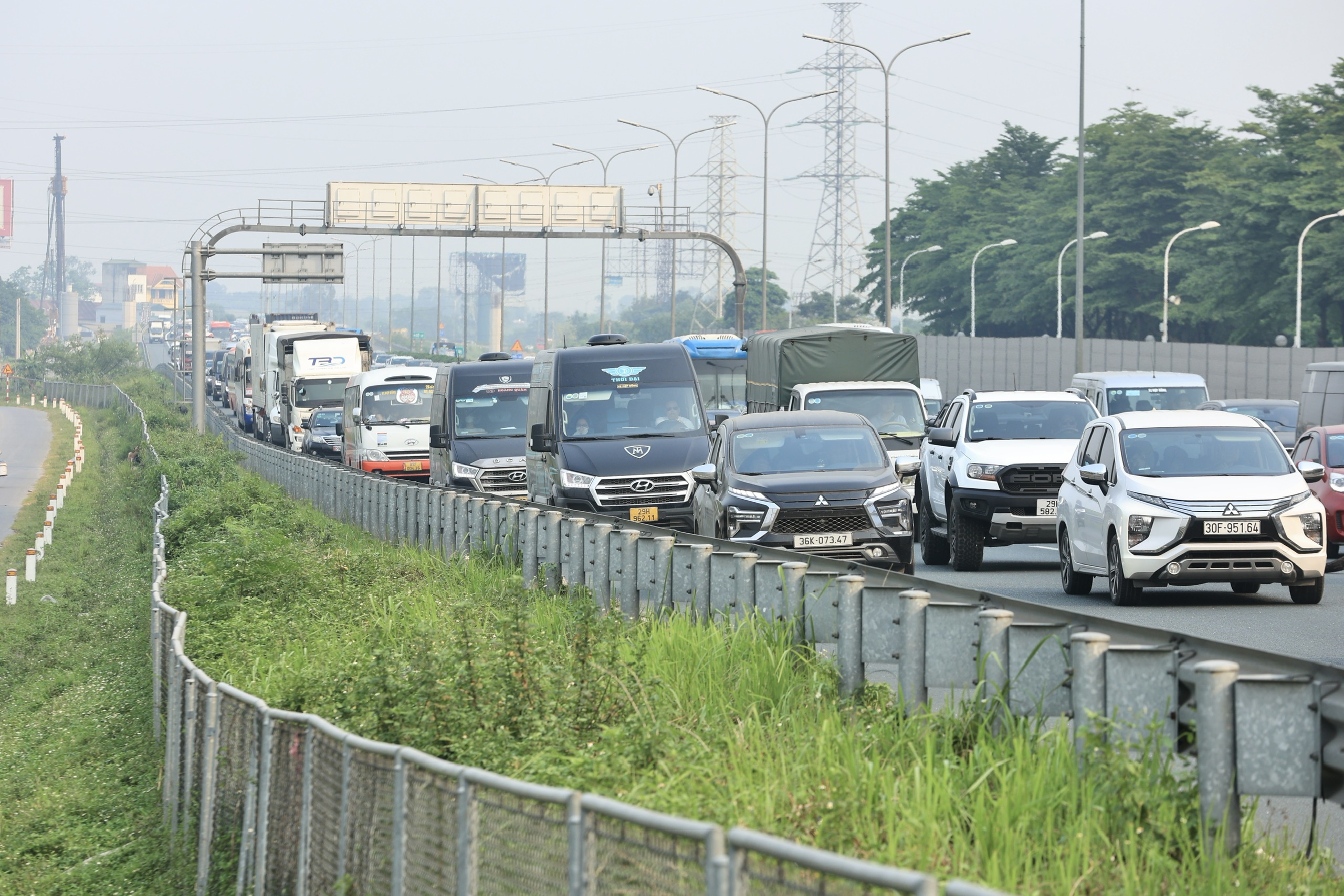Chiều muộn ng&agrave;y 30/4, cửa ng&otilde; H&agrave; Nội đ&ocirc;ng nghẹt người về- Ảnh 5.