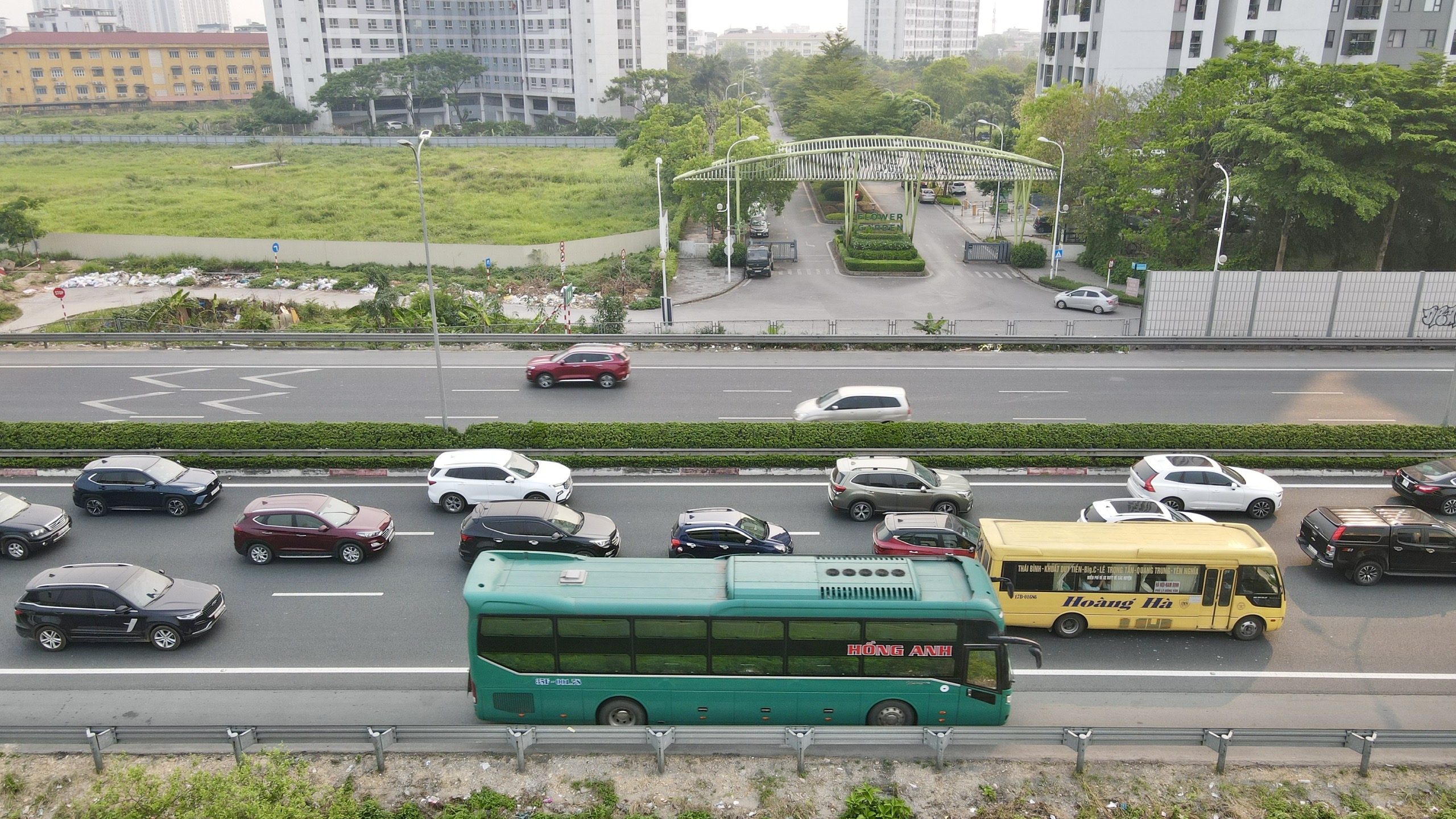 Chiều muộn ng&agrave;y 30/4, cửa ng&otilde; H&agrave; Nội đ&ocirc;ng nghẹt người về- Ảnh 4.