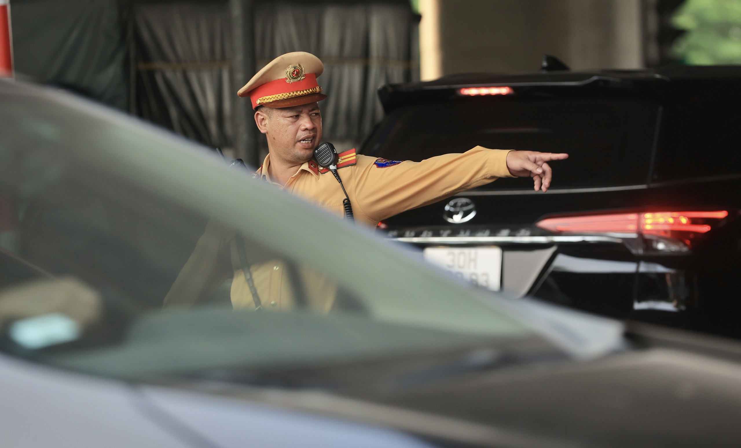 Chiều muộn ng&agrave;y 30/4, cửa ng&otilde; H&agrave; Nội đ&ocirc;ng nghẹt người về- Ảnh 12.