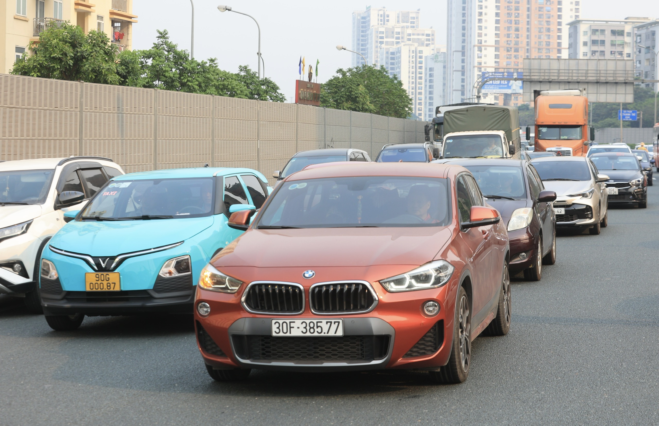 Chiều muộn ng&agrave;y 30/4, cửa ng&otilde; H&agrave; Nội đ&ocirc;ng nghẹt người về- Ảnh 10.