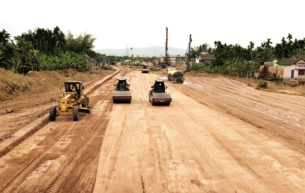 Hơn 2.000 công nhân miệt mài thi công cao tốc Quảng Ngãi - Hoài Nhơn giữa cái nắng đổ lửa- Ảnh 6. Hơn 2.000 công nhân miệt mài thi công cao tốc Quảng Ngãi - Hoài Nhơn giữa cái nắng đổ lửa- Ảnh 6.