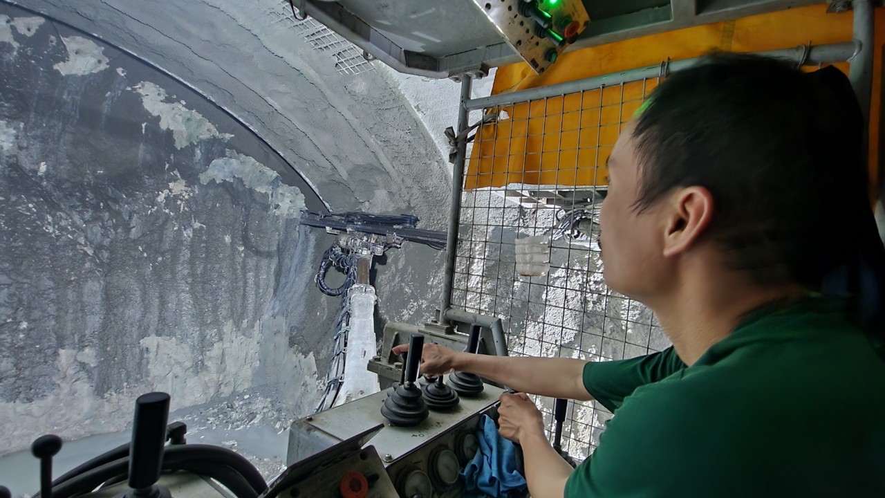 Hơn 2.000 công nhân miệt mài thi công cao tốc Quảng Ngãi - Hoài Nhơn giữa cái nắng đổ lửa- Ảnh 9. Hơn 2.000 công nhân miệt mài thi công cao tốc Quảng Ngãi - Hoài Nhơn giữa cái nắng đổ lửa- Ảnh 9.