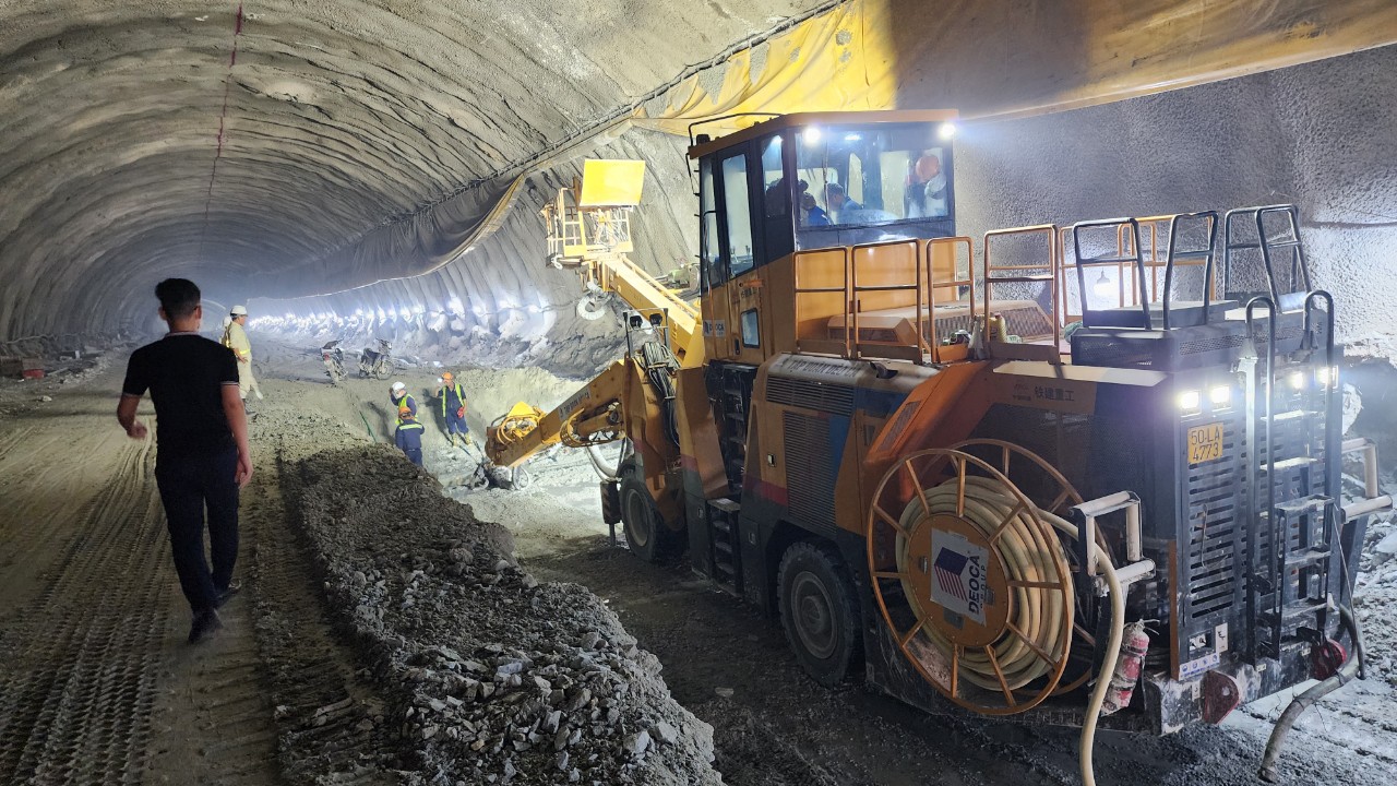 Hơn 2.000 công nhân miệt mài thi công cao tốc Quảng Ngãi - Hoài Nhơn giữa cái nắng đổ lửa- Ảnh 10. Hơn 2.000 công nhân miệt mài thi công cao tốc Quảng Ngãi - Hoài Nhơn giữa cái nắng đổ lửa- Ảnh 10.