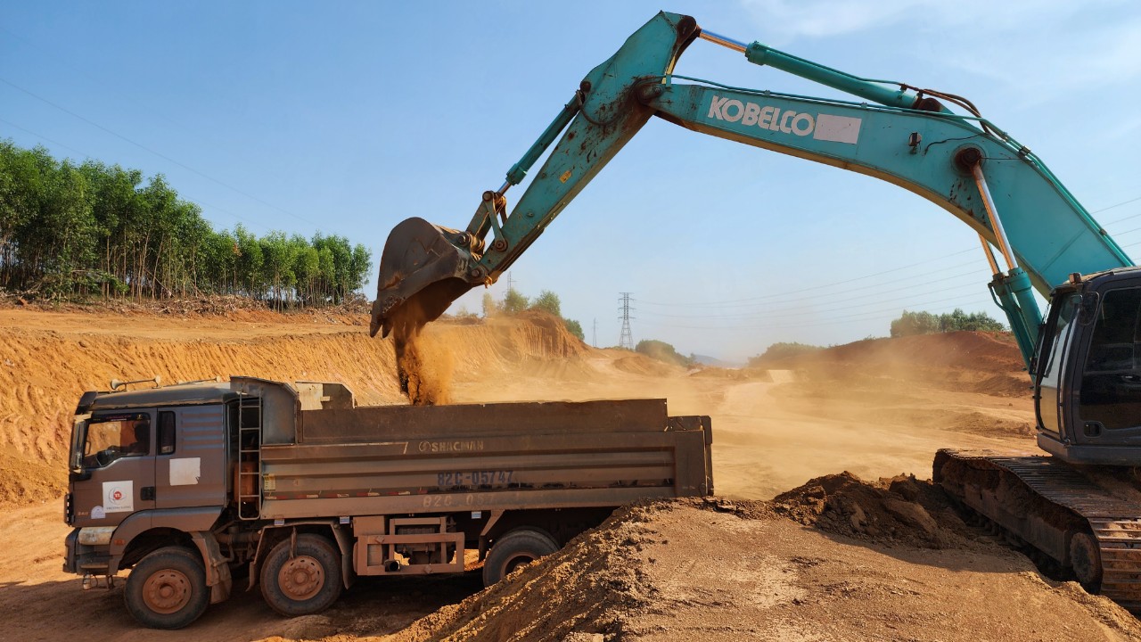 Hơn 2.000 công nhân miệt mài thi công cao tốc Quảng Ngãi - Hoài Nhơn giữa cái nắng đổ lửa- Ảnh 2. Hơn 2.000 công nhân miệt mài thi công cao tốc Quảng Ngãi - Hoài Nhơn giữa cái nắng đổ lửa- Ảnh 2.