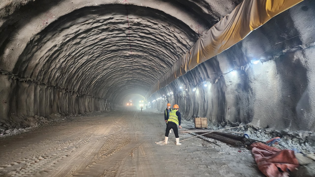 Hơn 2.000 công nhân miệt mài thi công cao tốc Quảng Ngãi - Hoài Nhơn giữa cái nắng đổ lửa- Ảnh 8. Hơn 2.000 công nhân miệt mài thi công cao tốc Quảng Ngãi - Hoài Nhơn giữa cái nắng đổ lửa- Ảnh 8.