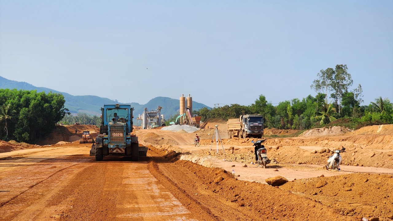 Hơn 2.000 công nhân miệt mài thi công cao tốc Quảng Ngãi - Hoài Nhơn giữa cái nắng đổ lửa- Ảnh 1. Hơn 2.000 công nhân miệt mài thi công cao tốc Quảng Ngãi - Hoài Nhơn giữa cái nắng đổ lửa- Ảnh 1.