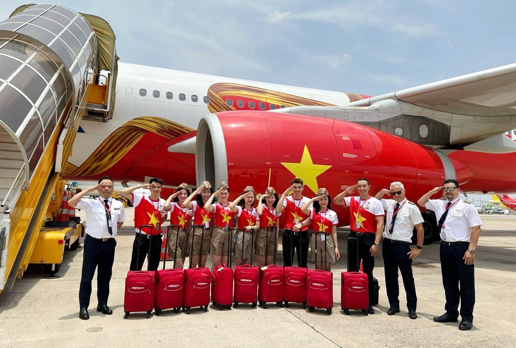 Bất ngờ với ca kh&uacute;c Hello Việt Nam đặc biệt mừng lễ 30/4 - 1/5- Ảnh 1.