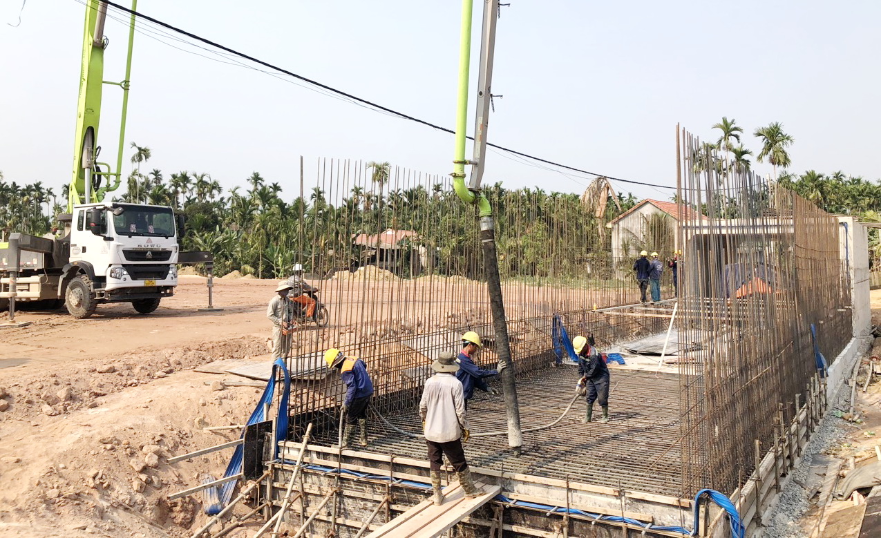 Hơn 2.000 công nhân miệt mài thi công cao tốc Quảng Ngãi - Hoài Nhơn giữa cái nắng đổ lửa- Ảnh 5. Hơn 2.000 công nhân miệt mài thi công cao tốc Quảng Ngãi - Hoài Nhơn giữa cái nắng đổ lửa- Ảnh 5.