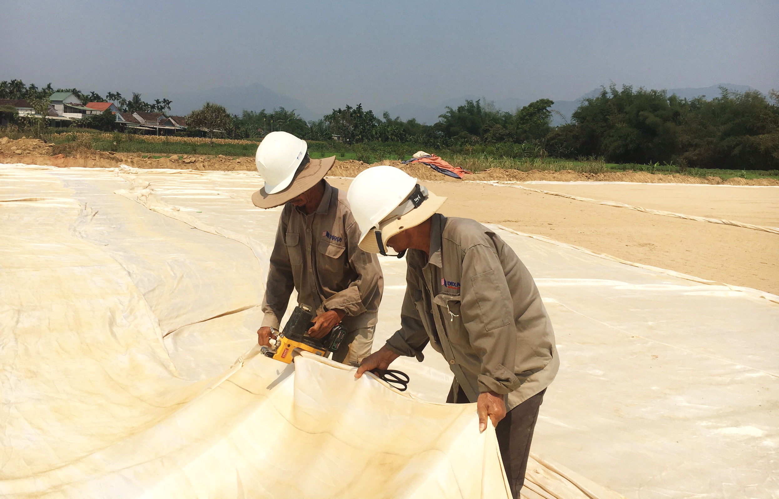 Hơn 2.000 công nhân miệt mài thi công cao tốc Quảng Ngãi - Hoài Nhơn giữa cái nắng đổ lửa- Ảnh 4. Hơn 2.000 công nhân miệt mài thi công cao tốc Quảng Ngãi - Hoài Nhơn giữa cái nắng đổ lửa- Ảnh 4.