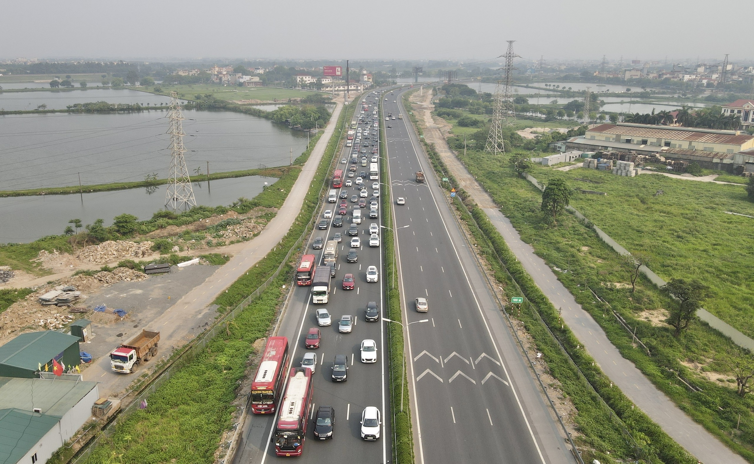 Chiều muộn ng&agrave;y 30/4, cửa ng&otilde; H&agrave; Nội đ&ocirc;ng nghẹt người về- Ảnh 1.