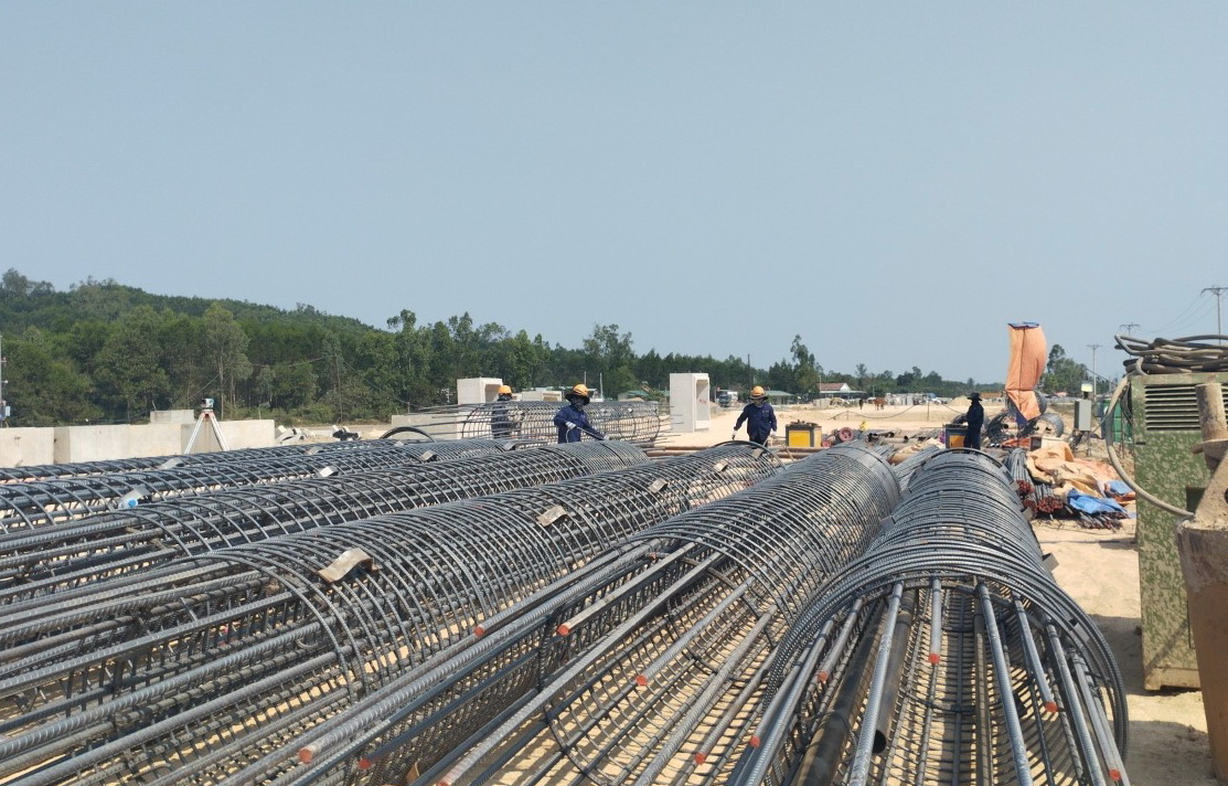 Hơn 2.000 công nhân miệt mài thi công cao tốc Quảng Ngãi - Hoài Nhơn giữa cái nắng đổ lửa- Ảnh 3. Hơn 2.000 công nhân miệt mài thi công cao tốc Quảng Ngãi - Hoài Nhơn giữa cái nắng đổ lửa- Ảnh 3.