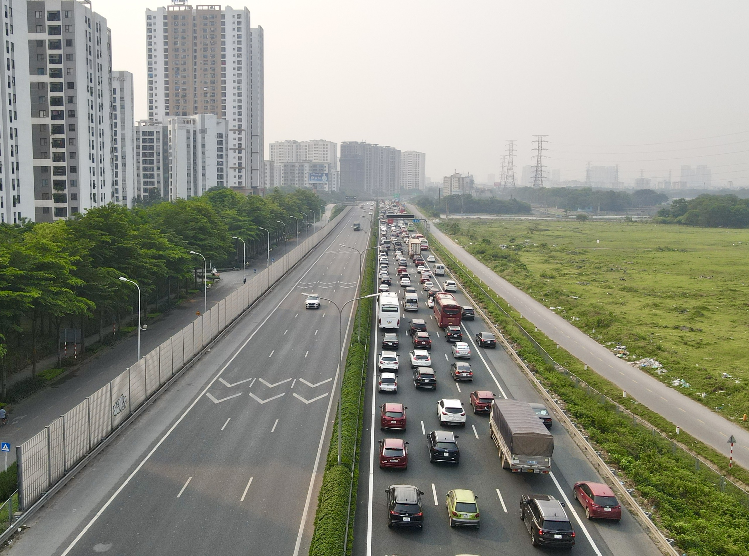 Chiều muộn ng&agrave;y 30/4, cửa ng&otilde; H&agrave; Nội đ&ocirc;ng nghẹt người về- Ảnh 2.