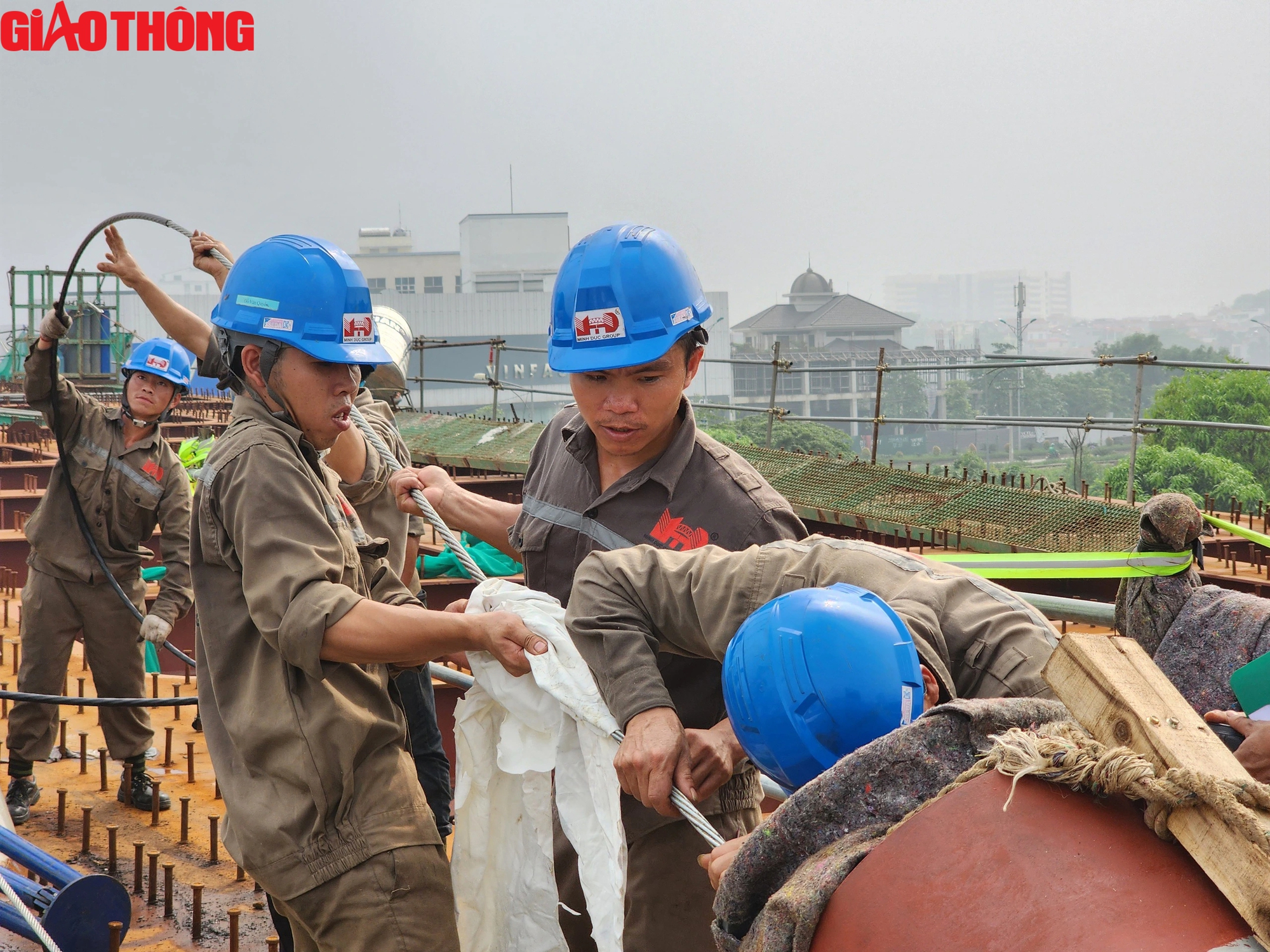 Cầu vượt đường sắt đường Nguyễn Tất Th&agrave;nh thi c&ocirc;ng xuy&ecirc;n lễ- Ảnh 3.