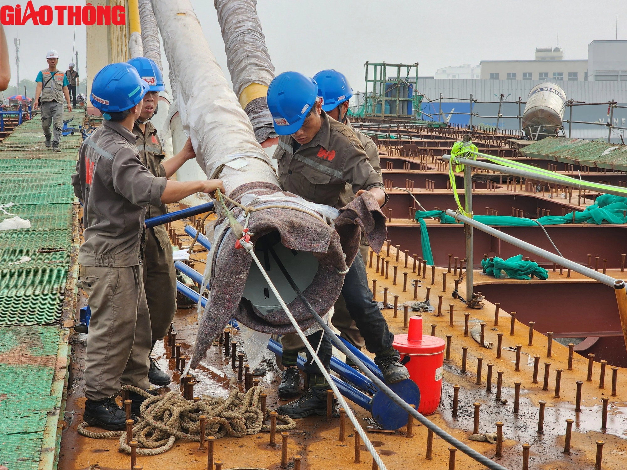 Cầu vượt đường sắt đường Nguyễn Tất Th&agrave;nh thi c&ocirc;ng xuy&ecirc;n lễ- Ảnh 4.