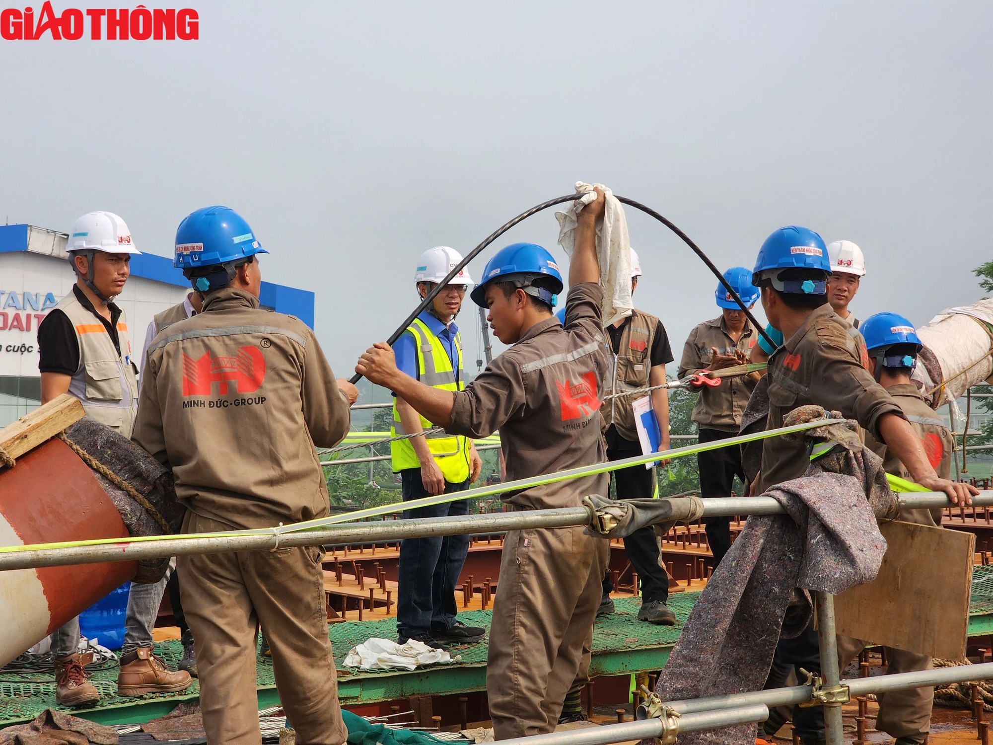 Cầu vượt đường sắt đường Nguyễn Tất Th&agrave;nh thi c&ocirc;ng xuy&ecirc;n lễ- Ảnh 6.