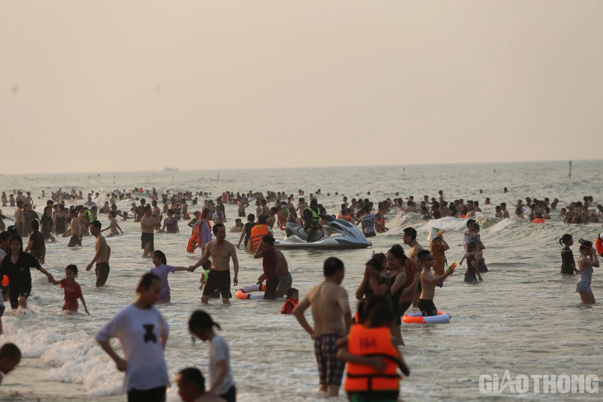 Nắng như đổ lửa, hàng vạn người tìm về bãi biển đẹp nhất Hà Tĩnh giải nhiệt- Ảnh 5. Nắng như đổ lửa, hàng vạn người tìm về bãi biển đẹp nhất Hà Tĩnh giải nhiệt- Ảnh 5.