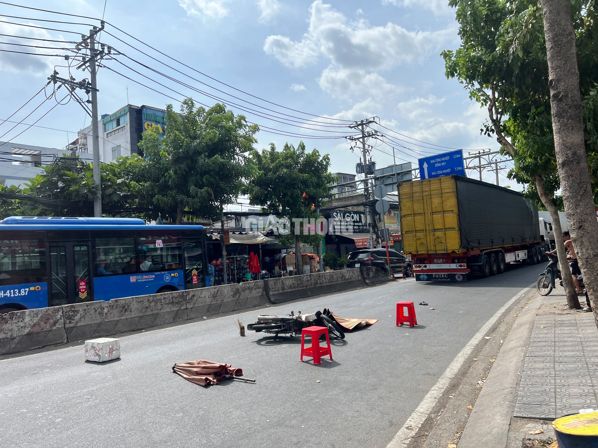 Người đ&agrave;n &ocirc;ng tử vong sau va chạm với xe container- Ảnh 1.