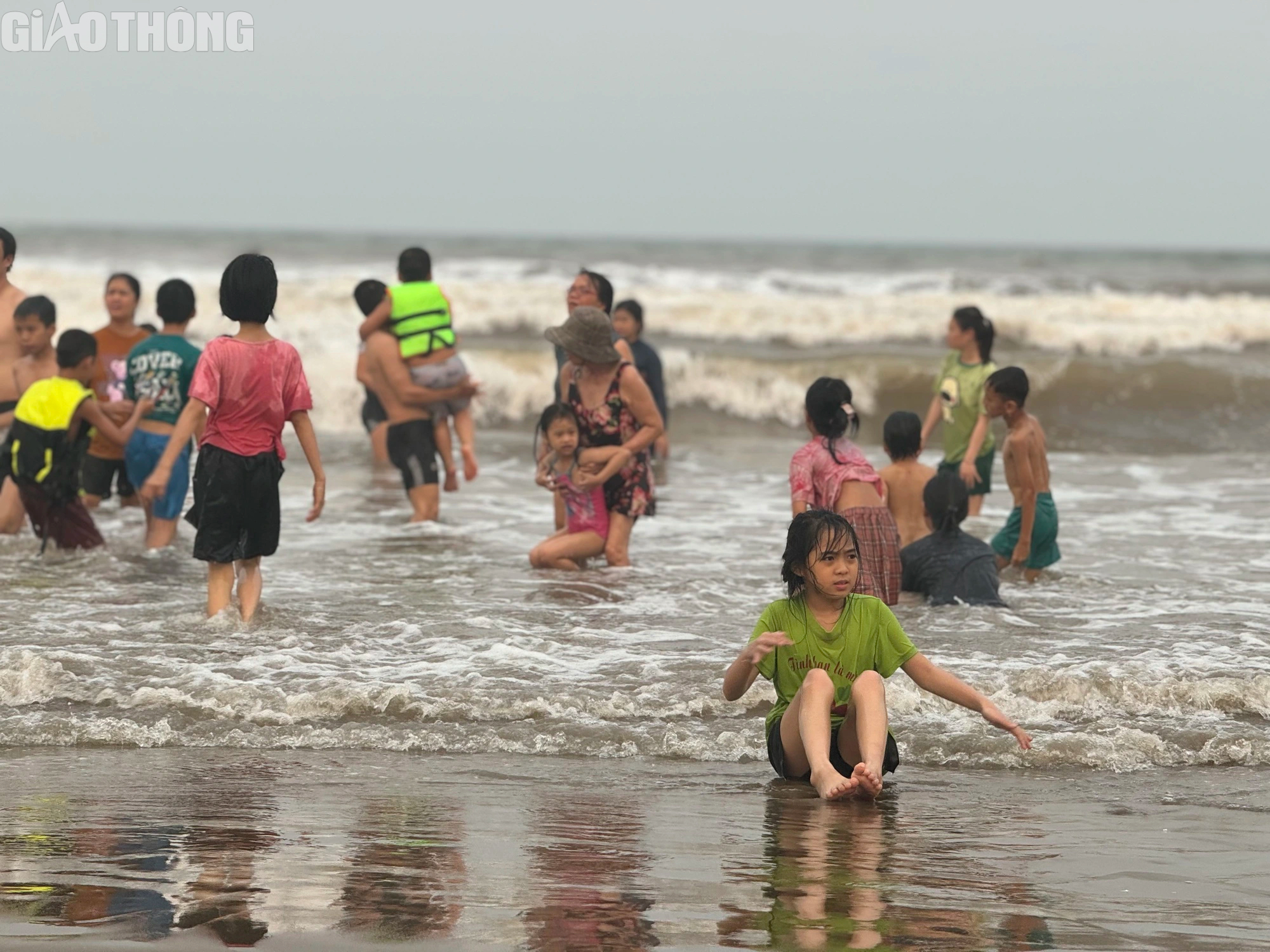 Nắng n&oacute;ng tr&ecirc;n 40 độ, h&agrave;ng ngh&igrave;n người tắm c&aacute;c b&atilde;i biển tự ph&aacute;t ở Thanh H&oacute;a- Ảnh 1.