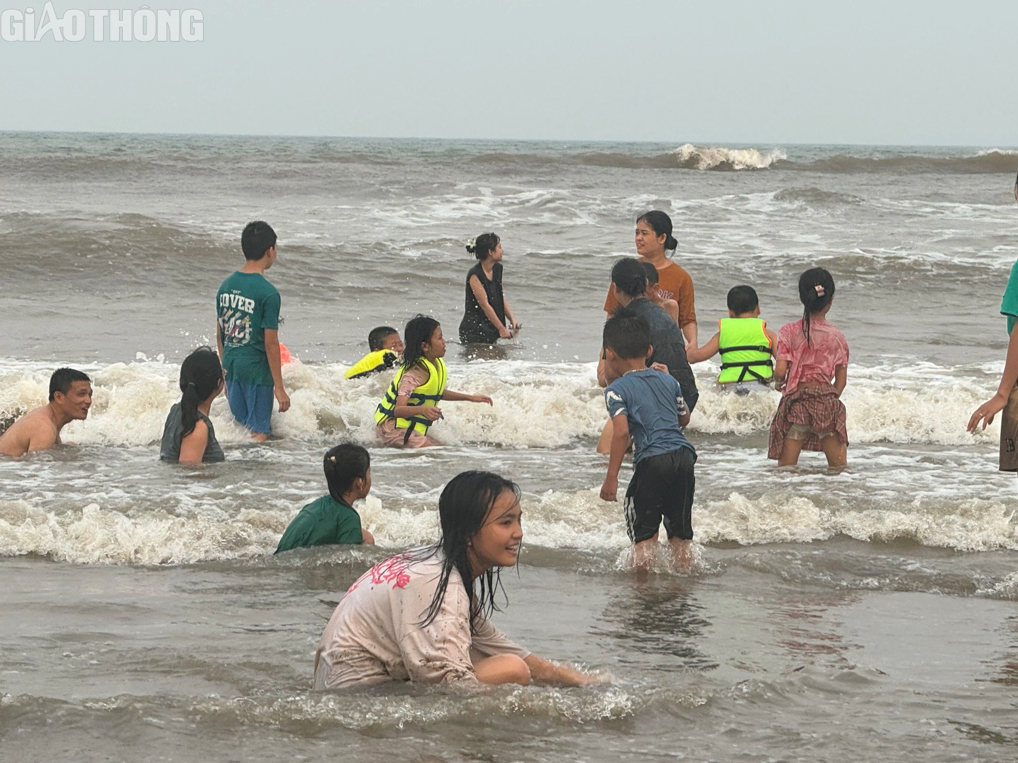 Nắng n&oacute;ng tr&ecirc;n 40 độ, h&agrave;ng ngh&igrave;n người tắm c&aacute;c b&atilde;i biển tự ph&aacute;t ở Thanh H&oacute;a- Ảnh 4.
