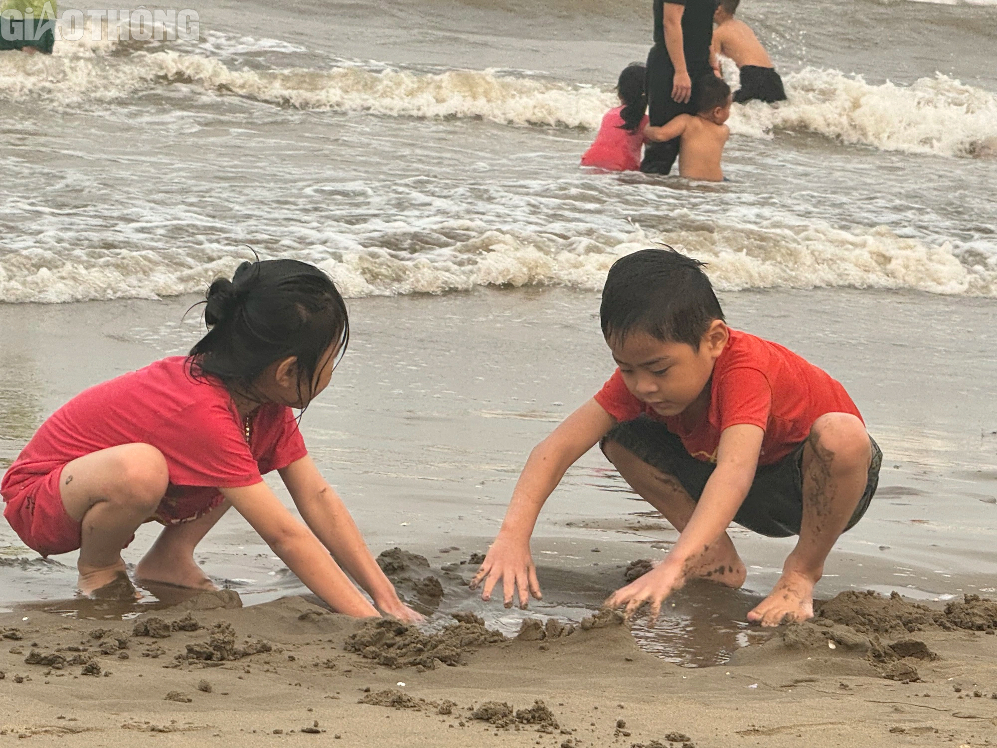 Nắng n&oacute;ng tr&ecirc;n 40 độ, h&agrave;ng ngh&igrave;n người tắm c&aacute;c b&atilde;i biển tự ph&aacute;t ở Thanh H&oacute;a- Ảnh 6.