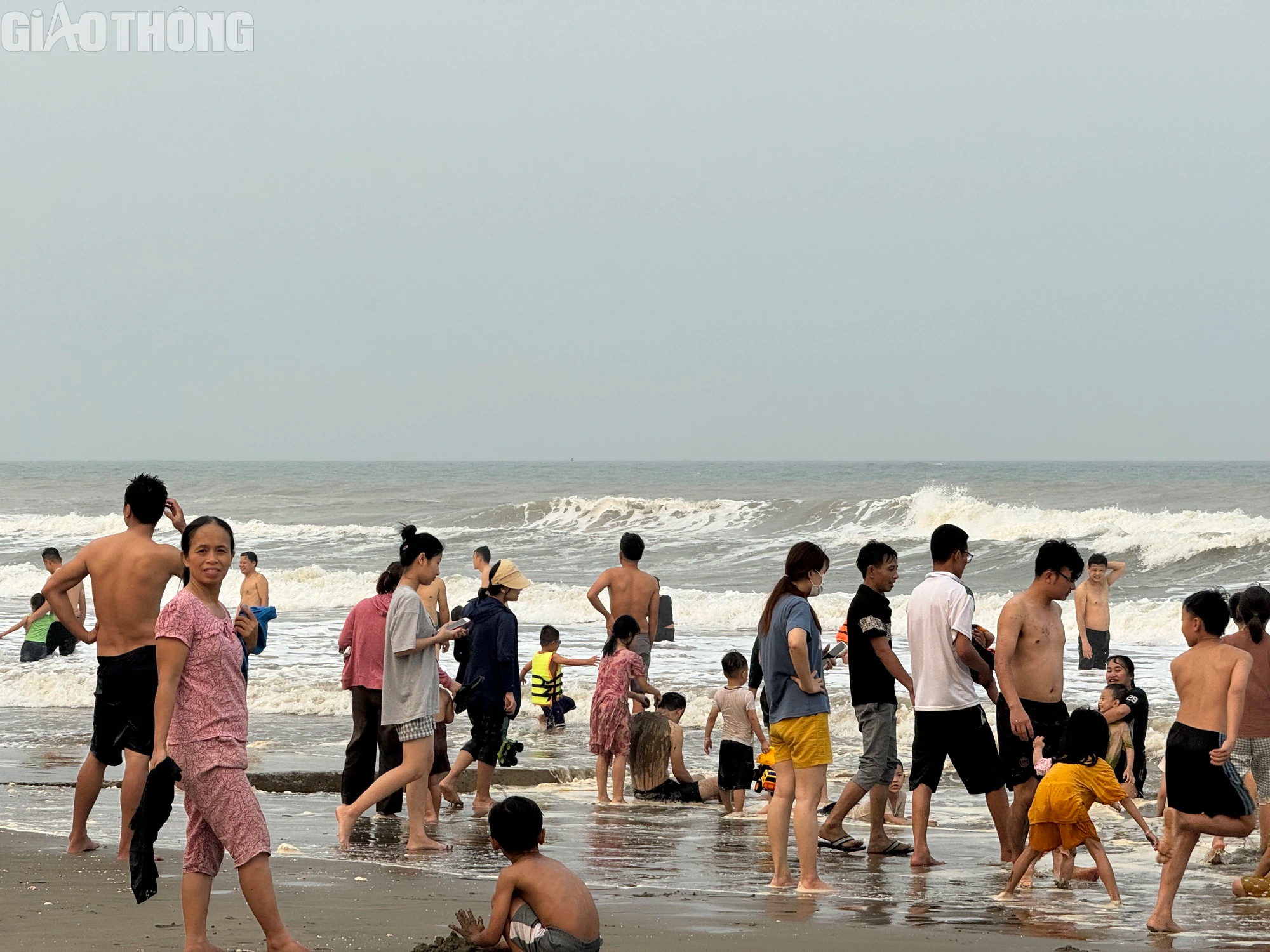 Nắng n&oacute;ng tr&ecirc;n 40 độ, h&agrave;ng ngh&igrave;n người tắm c&aacute;c b&atilde;i biển tự ph&aacute;t ở Thanh H&oacute;a- Ảnh 7.