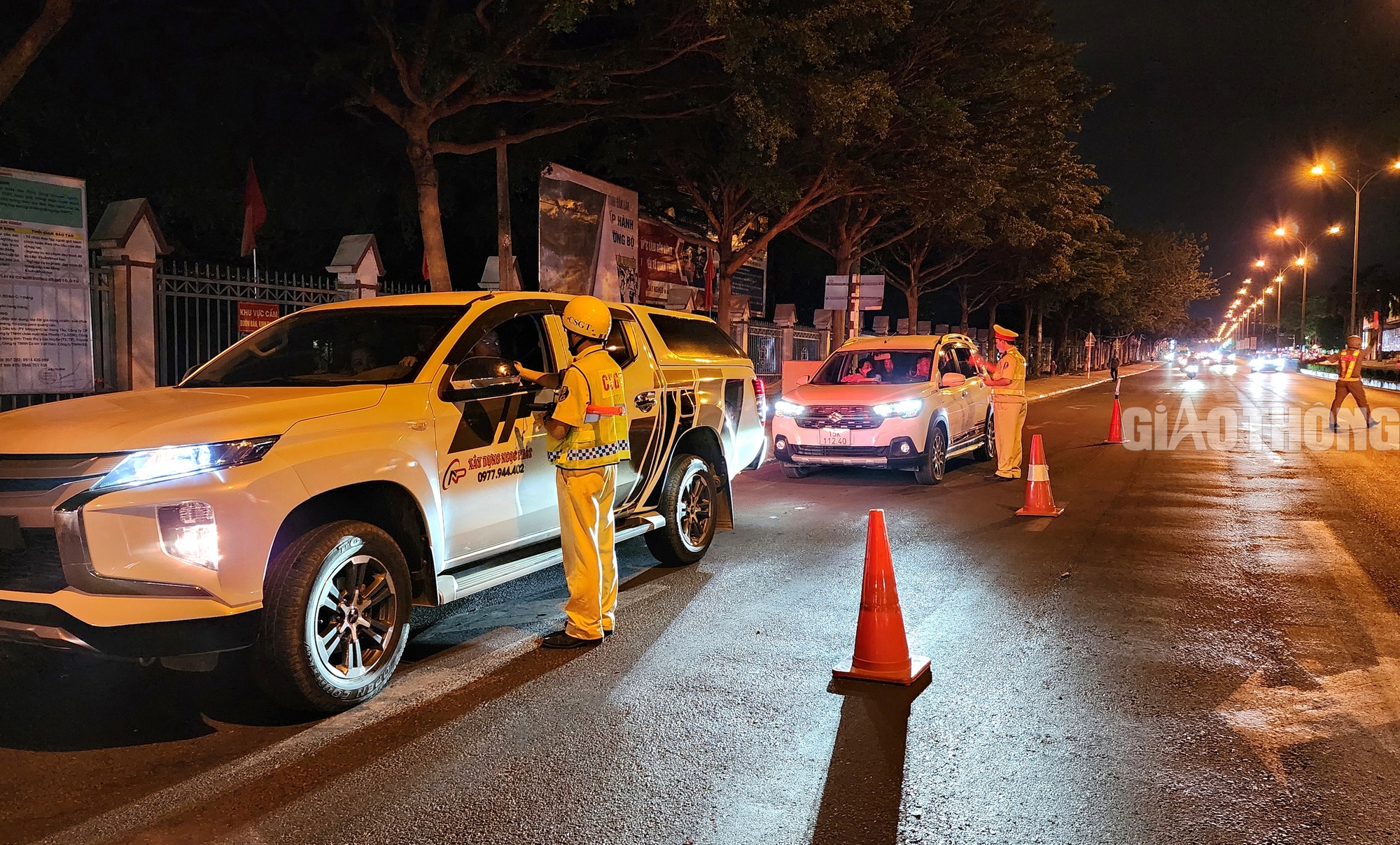 Vi phạm nồng độ cồn, t&agrave;i xế tuy&ecirc;n bố "cho lu&ocirc;n xe"- Ảnh 1.