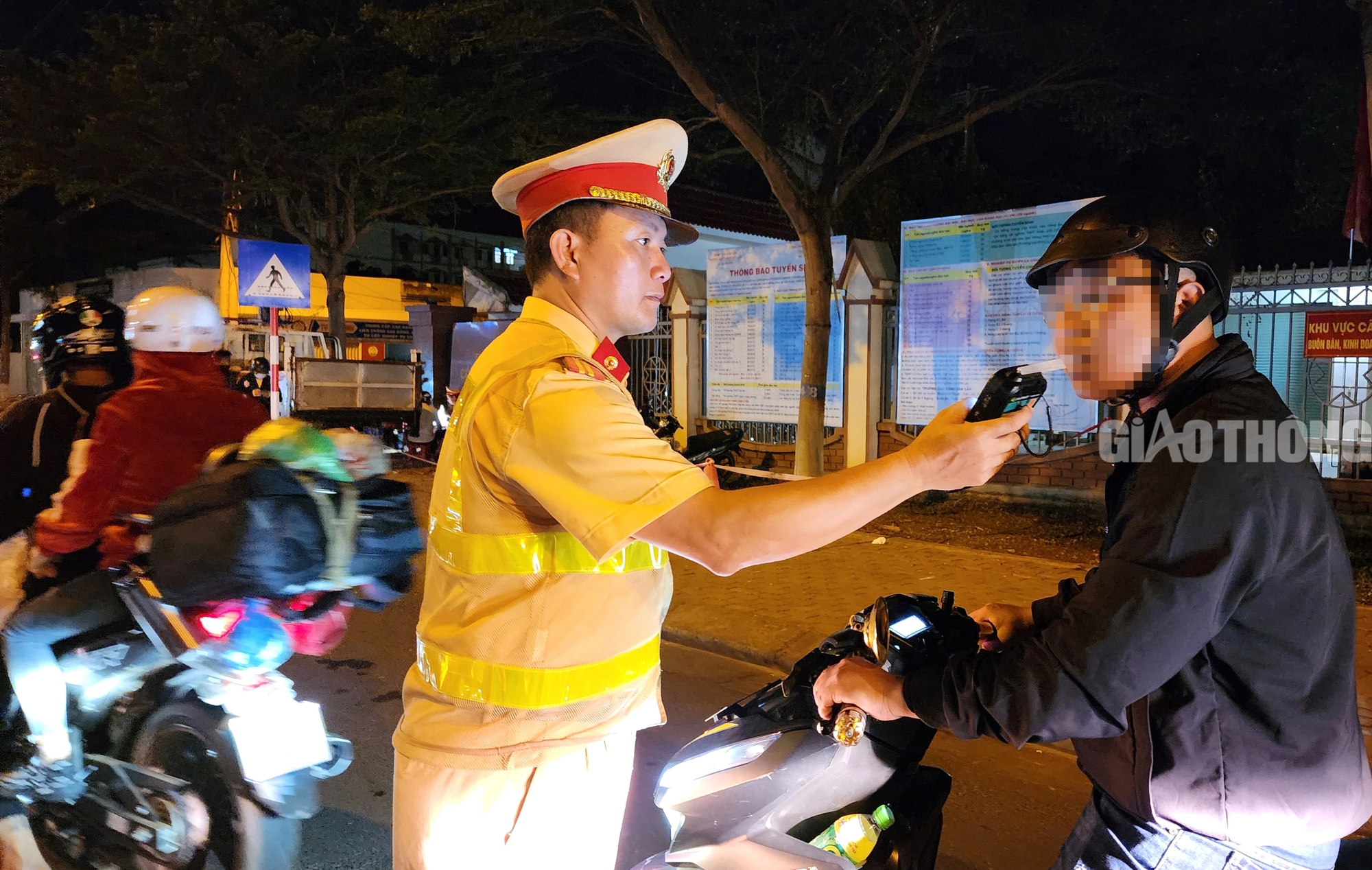 Vi phạm nồng độ cồn, t&agrave;i xế tuy&ecirc;n bố "cho lu&ocirc;n xe"- Ảnh 2.