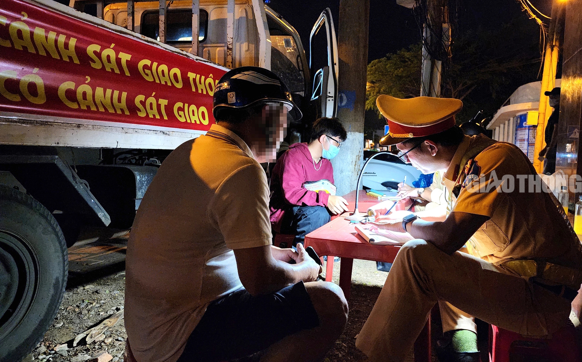 Vi phạm nồng độ cồn, t&agrave;i xế tuy&ecirc;n bố "cho lu&ocirc;n xe"- Ảnh 8.