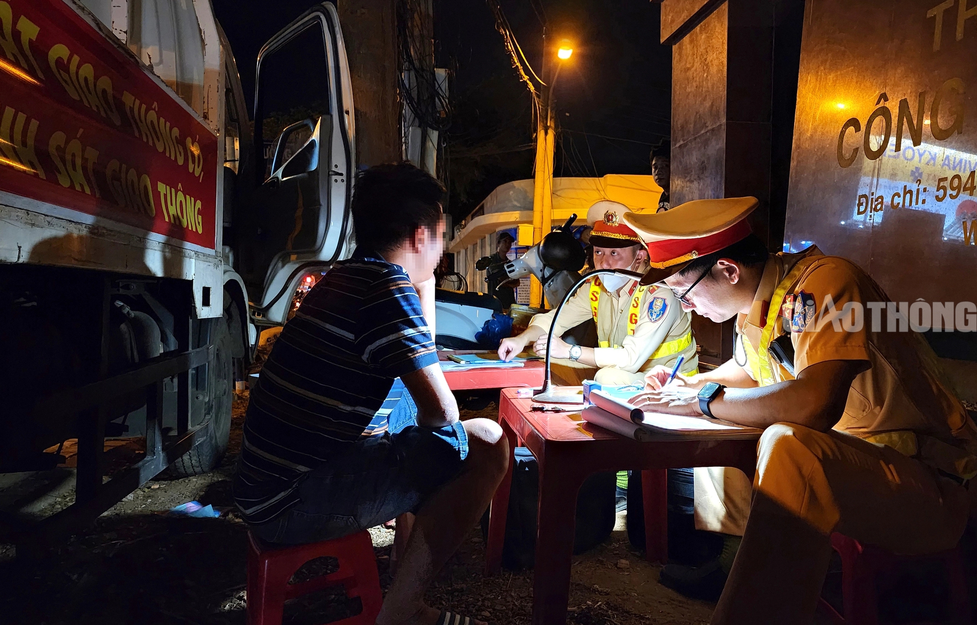 Vi phạm nồng độ cồn, t&agrave;i xế tuy&ecirc;n bố "cho lu&ocirc;n xe"- Ảnh 5.