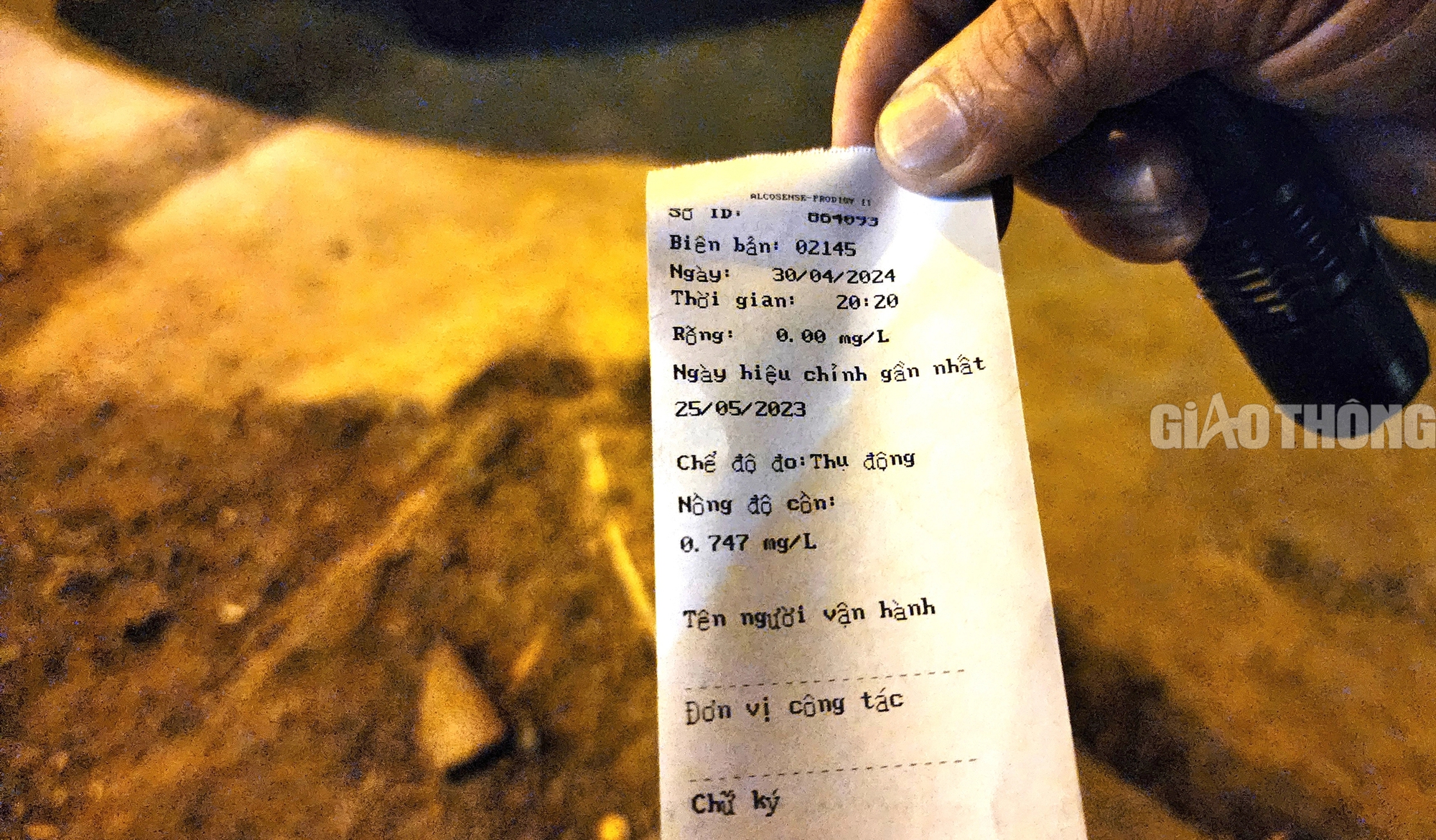 Vi phạm nồng độ cồn, t&agrave;i xế tuy&ecirc;n bố "cho lu&ocirc;n xe"- Ảnh 4.