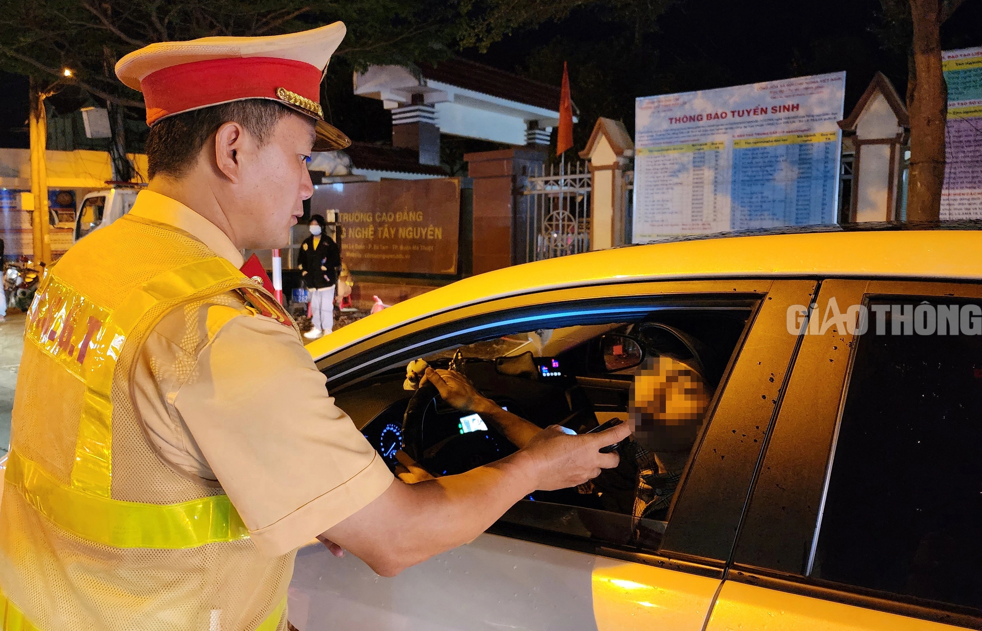 Vi phạm nồng độ cồn, t&agrave;i xế tuy&ecirc;n bố "cho lu&ocirc;n xe"- Ảnh 3.