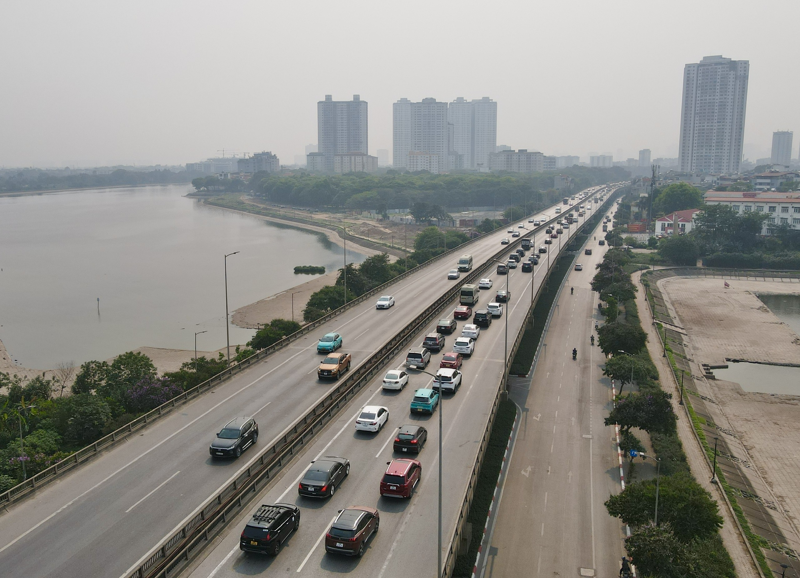Chiều muộn ng&agrave;y 30/4, cửa ng&otilde; H&agrave; Nội đ&ocirc;ng nghẹt người về- Ảnh 15.